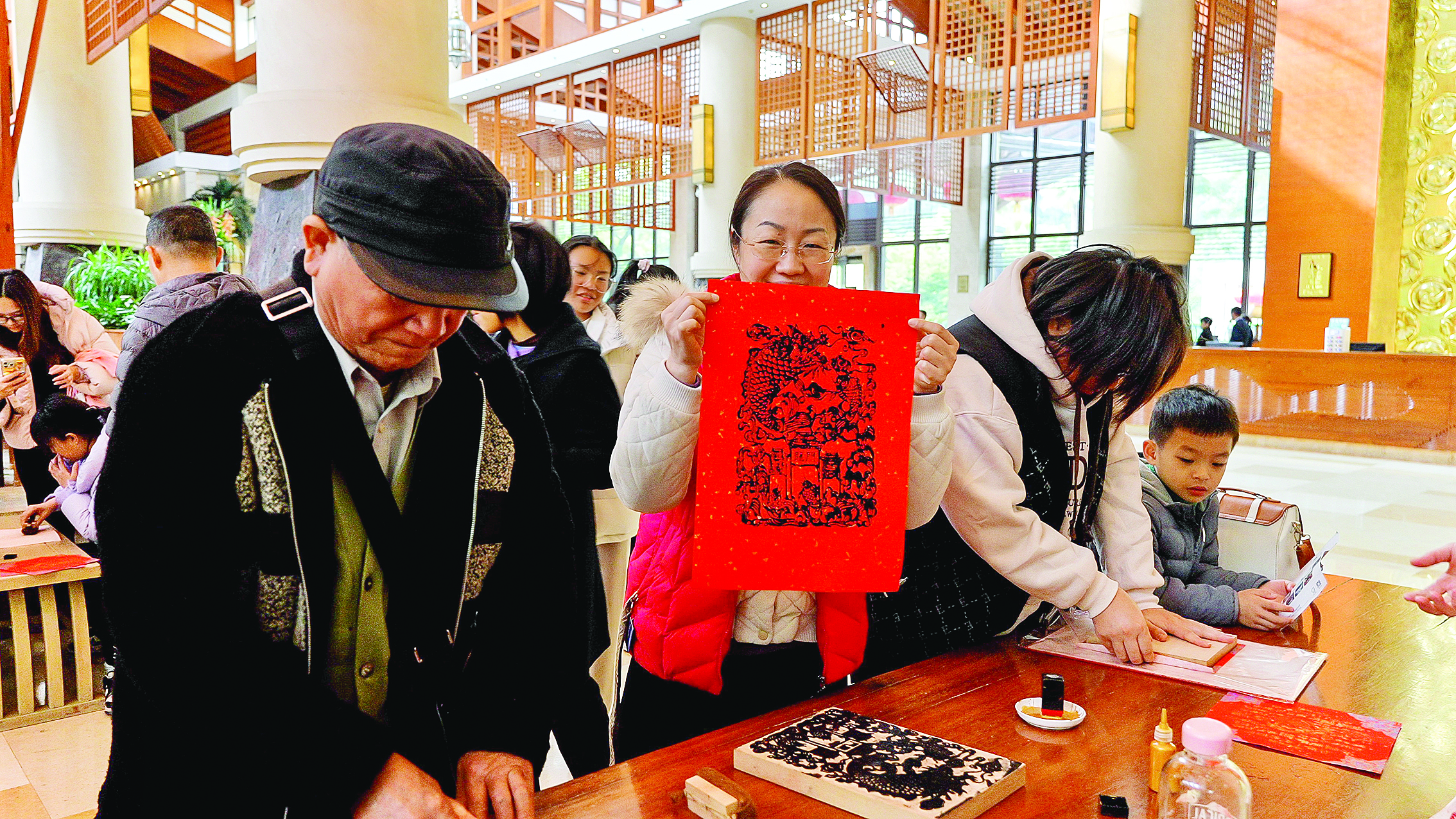     游客在龙门县地派温泉森林度假区体验制作版印木刻年画。    惠州日报记者黄宇翔 通讯员徐小凤 摄