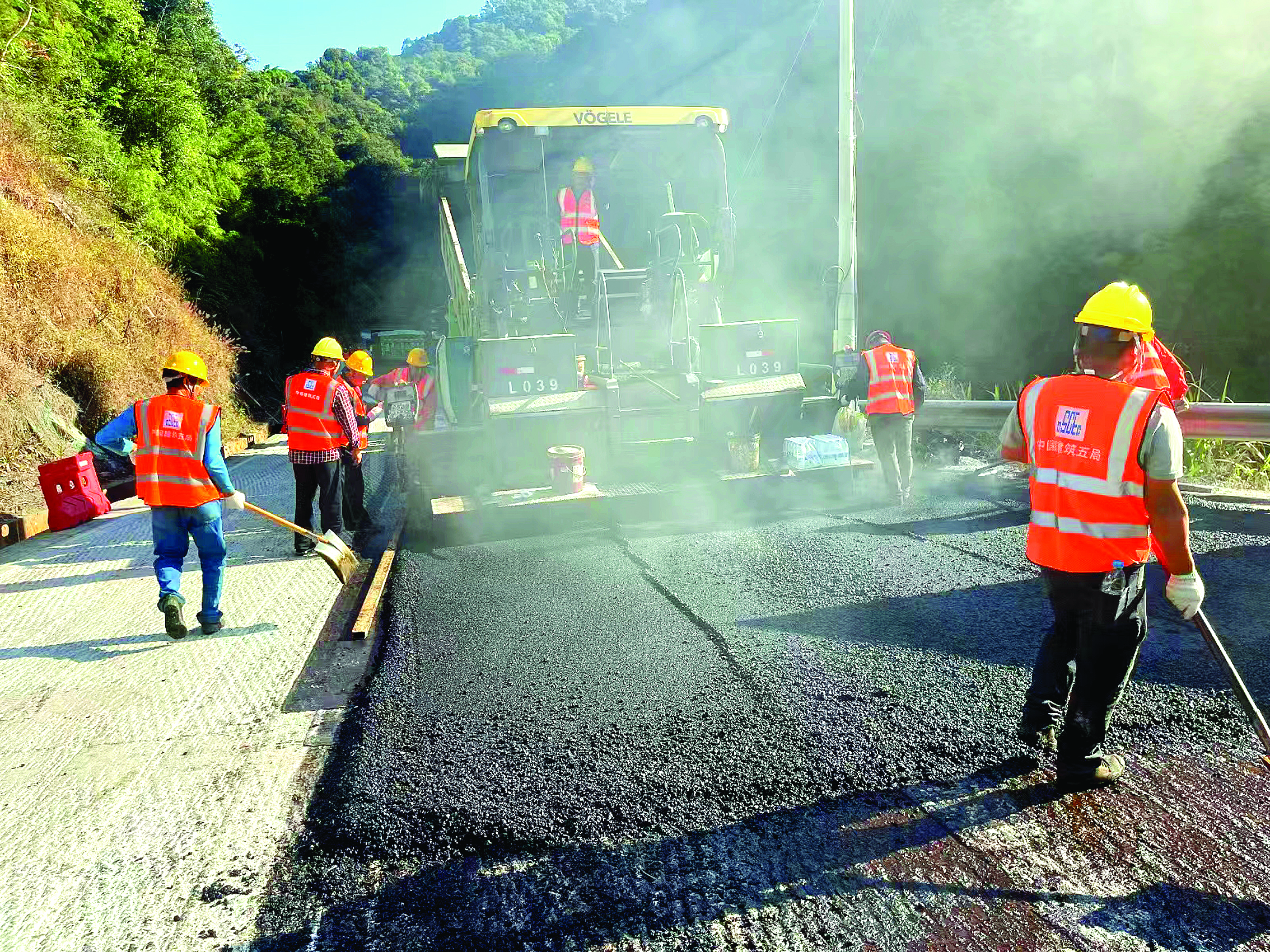     春节假期，中建五局环南昆山-罗浮山引领区最美旅游公路建设现场，处处是一派热火朝天的景象。    惠州日报记者戴建 通讯员钟剑莉 摄