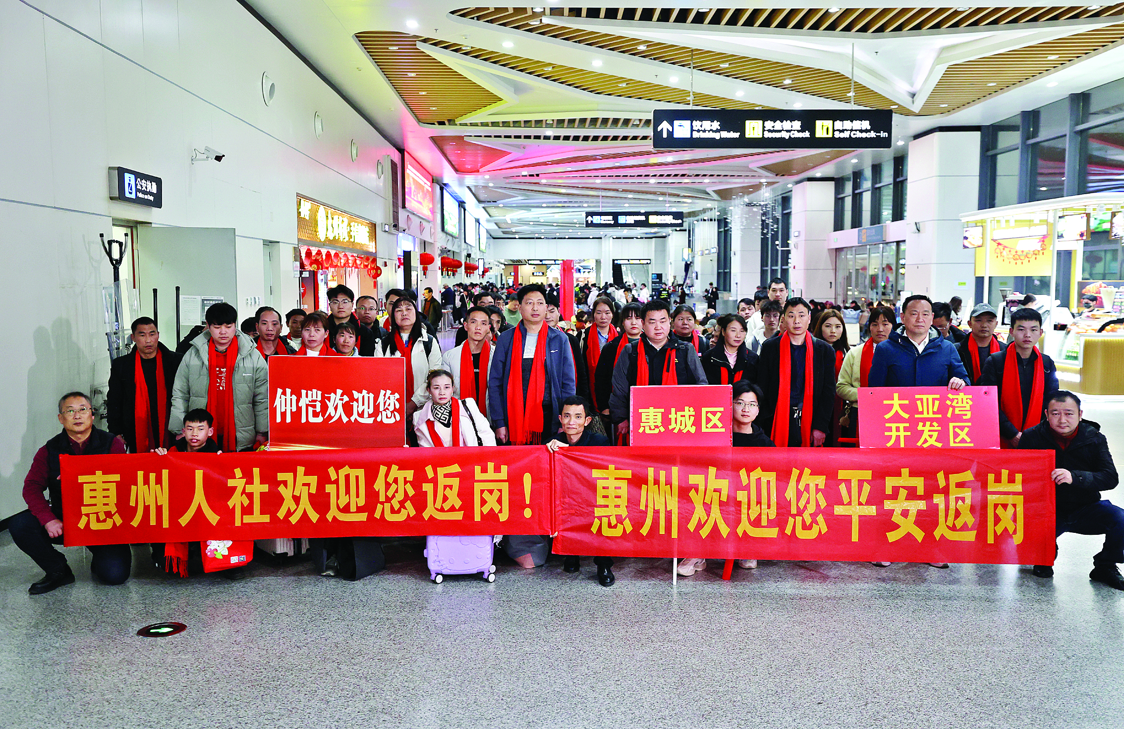     人社部门在机场迎接包机抵达惠州的务工人员。惠州日报记者李松权 摄