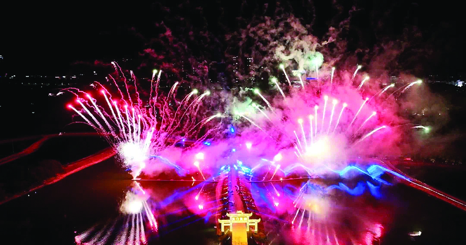     龙门县永汉镇“龙门夜焰”烟花演艺乐园开门迎客。    惠州日报记者黄宇翔 通讯员龙融心 摄