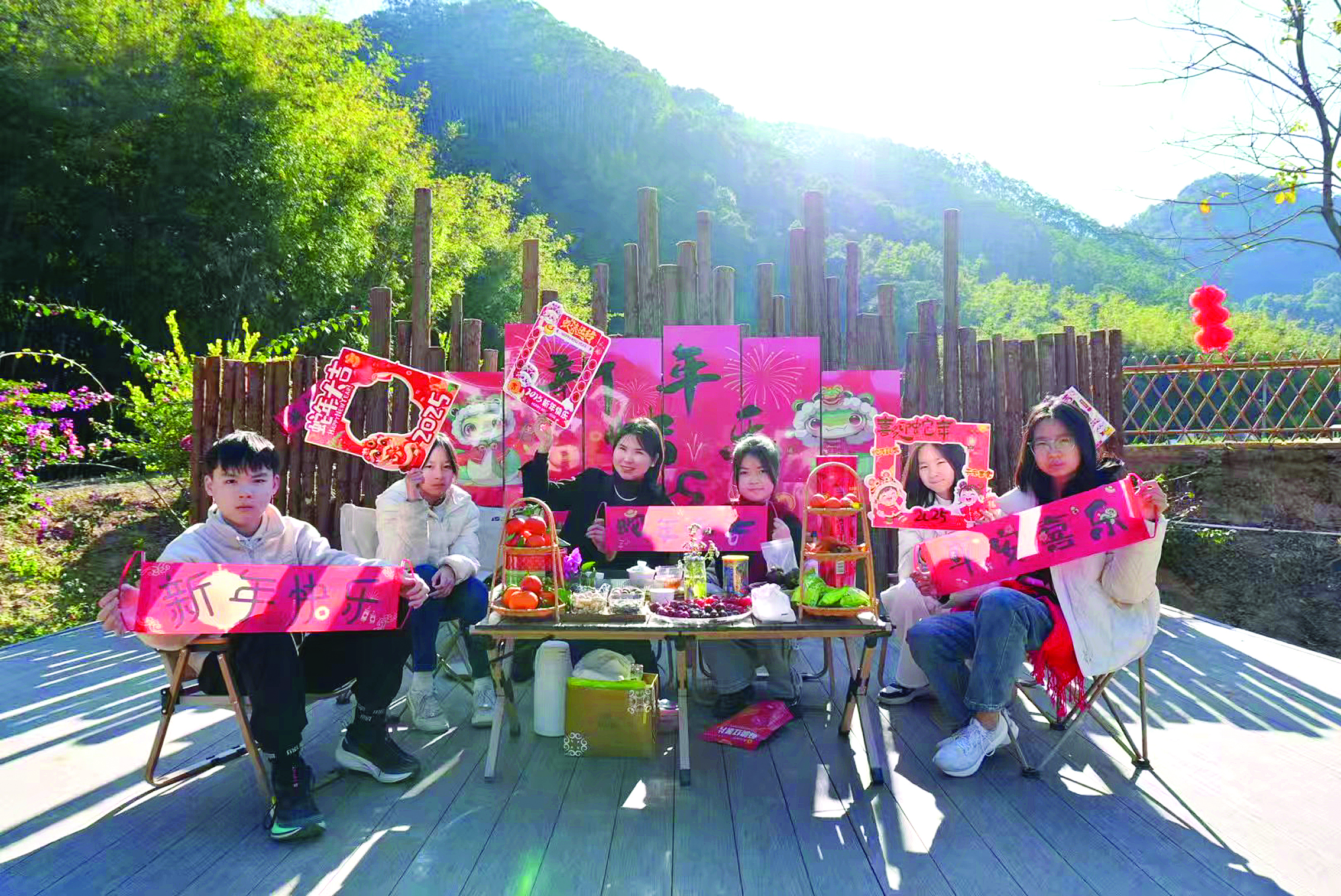     游客在博罗县横河镇下河湾民宿度假。惠州日报记者李燕文 摄