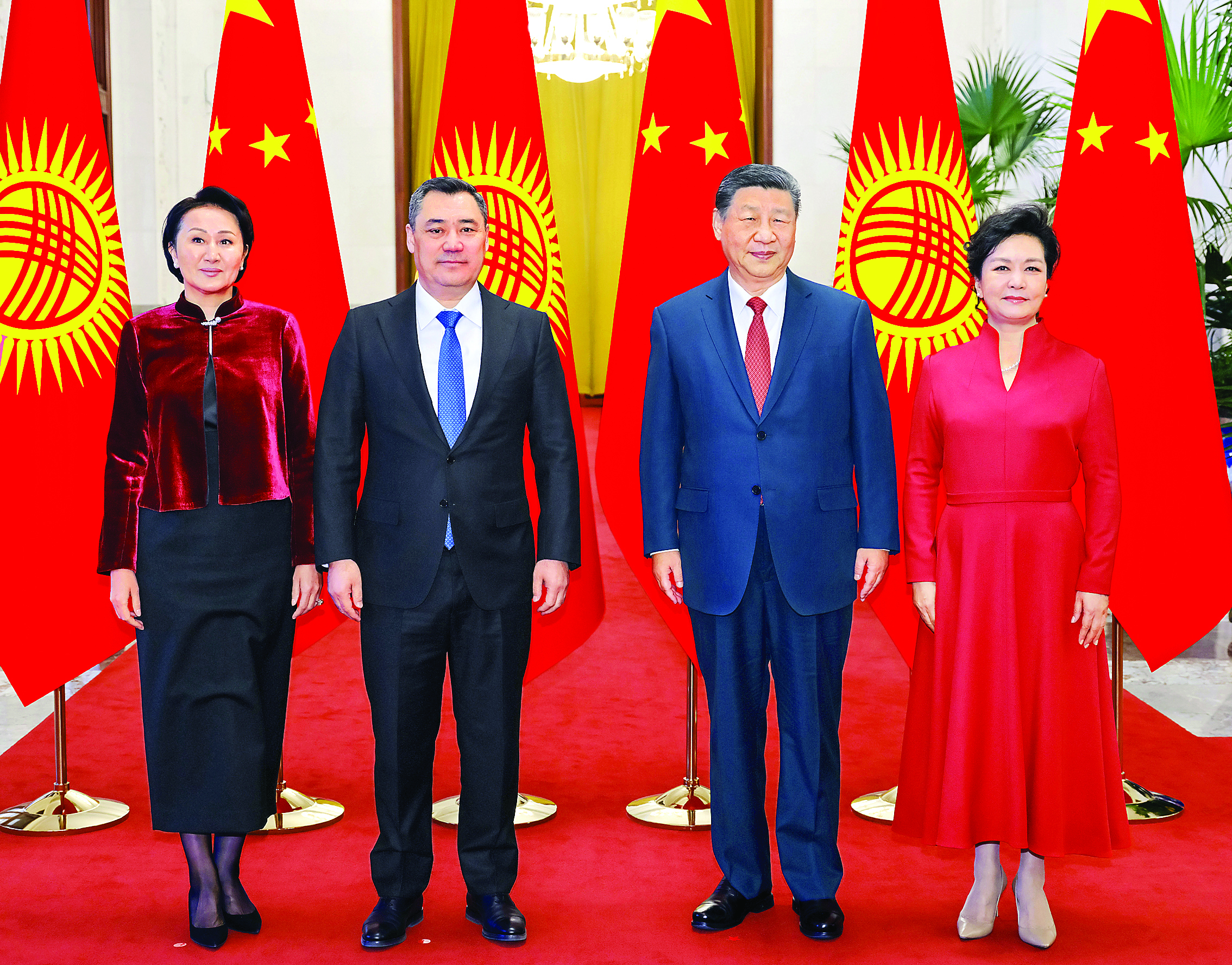     2月5日上午，国家主席习近平在北京人民大会堂同来华进行国事访问的吉尔吉斯斯坦总统扎帕罗夫举行会谈。这是习近平和夫人彭丽媛同扎帕罗夫和夫人扎帕罗娃合影。新华社发