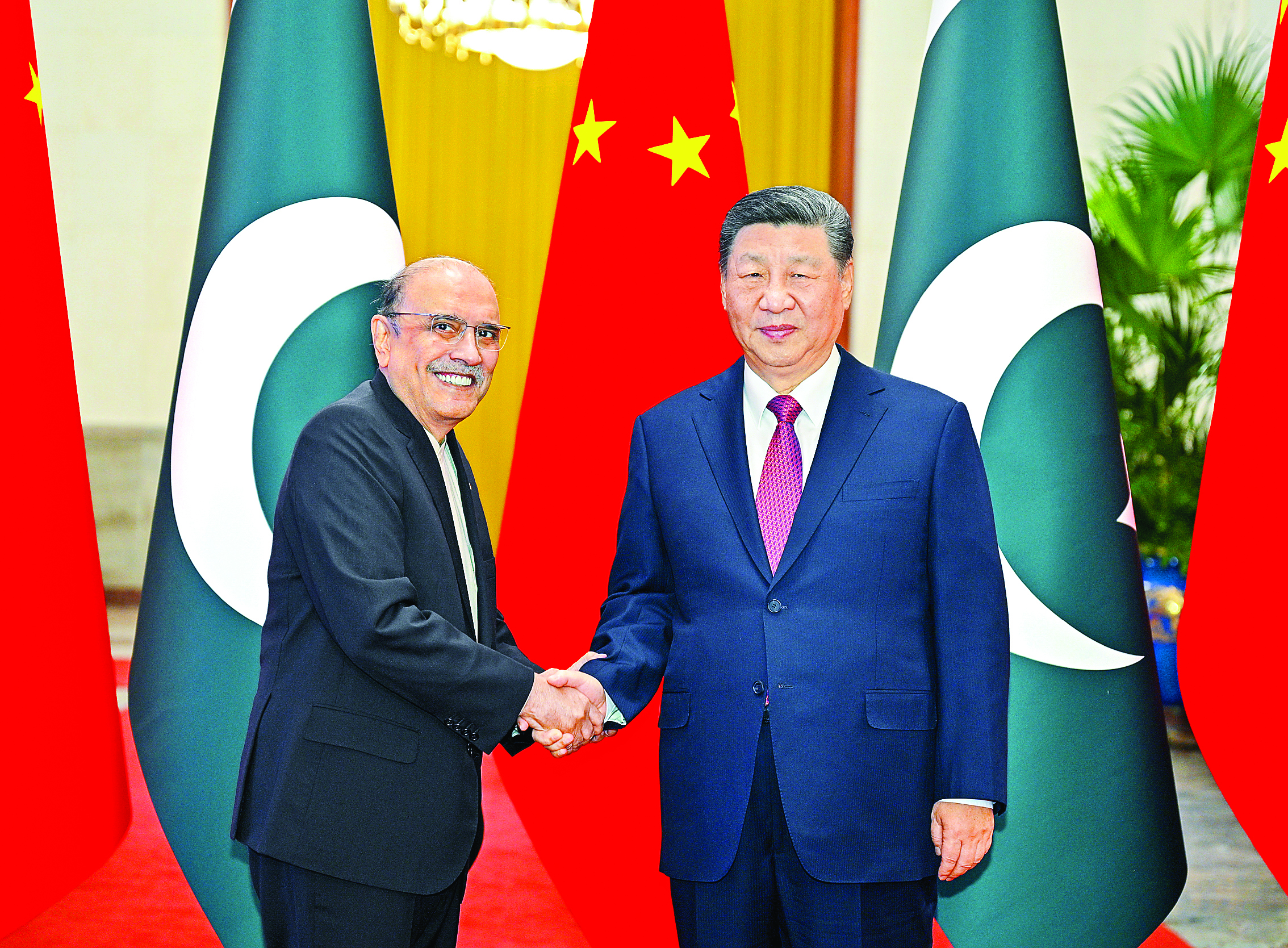     2月5日下午，国家主席习近平在北京人民大会堂同来华进行国事访问的巴基斯坦总统扎尔达里举行会谈。这是习近平同扎尔达里握手。新华社发