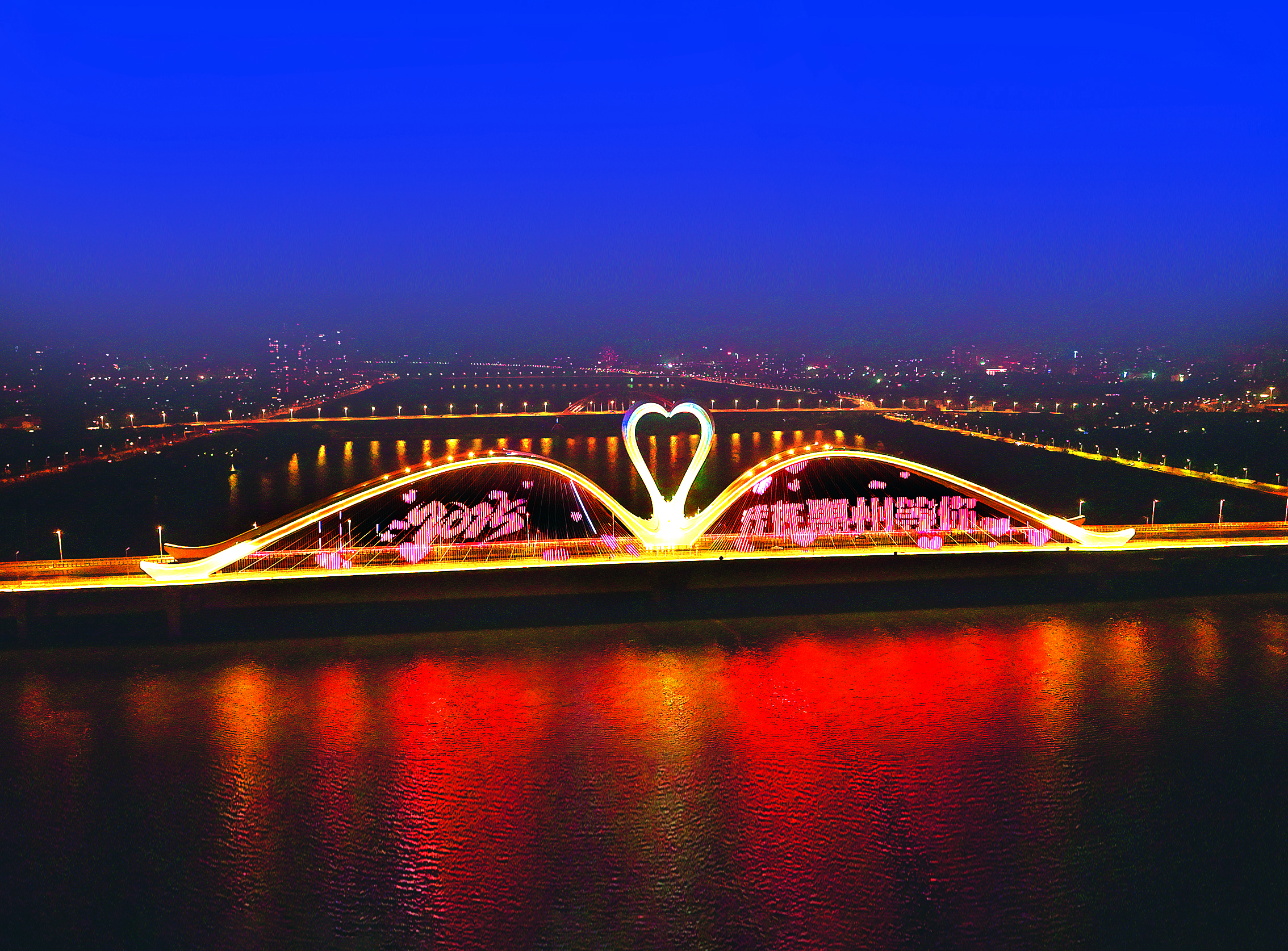     鹅城大桥跨年灯光秀。惠州日报记者钟畅新 摄