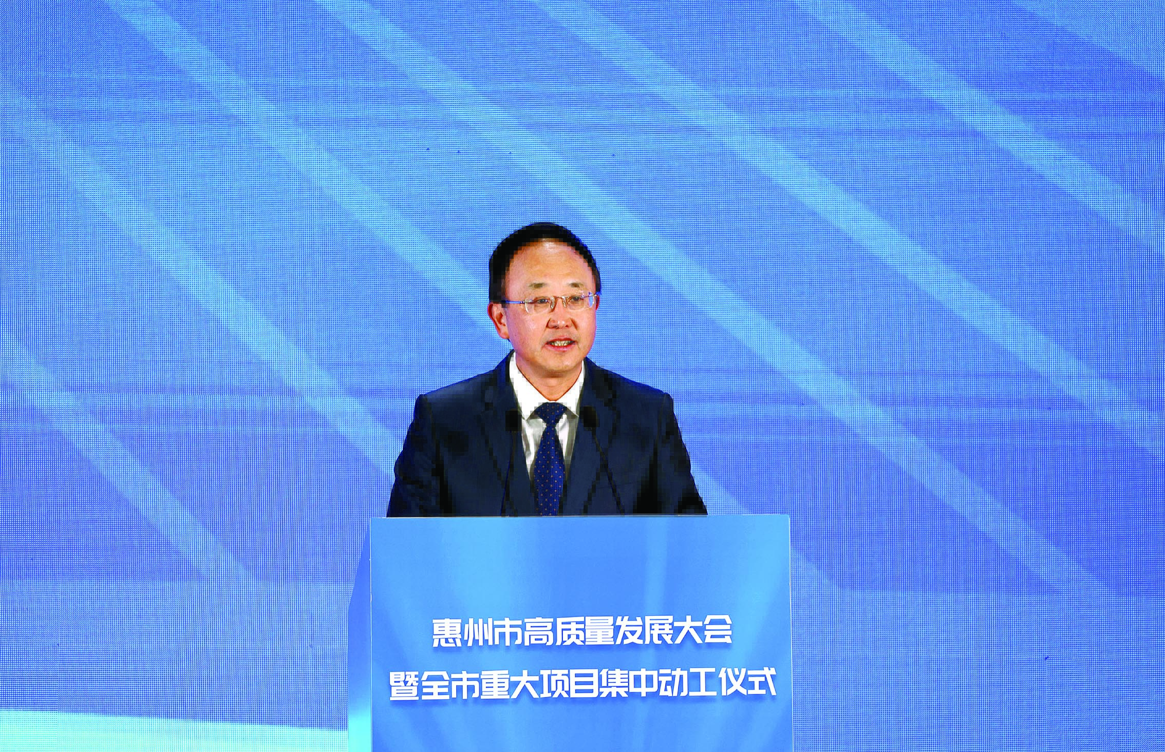     为惠州加快构建绿色低碳产业体系不断注入更多绿色、低碳、智慧的“欣”动能。    ——梁锐