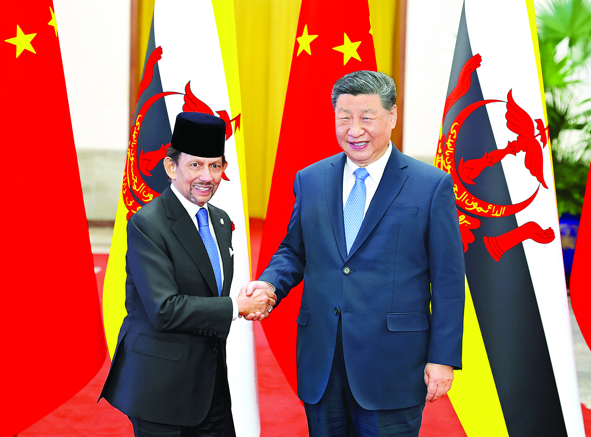     2月6日上午，国家主席习近平在北京人民大会堂同来华进行国事访问的文莱苏丹哈桑纳尔举行会谈。这是习近平同哈桑纳尔握手。新华社发