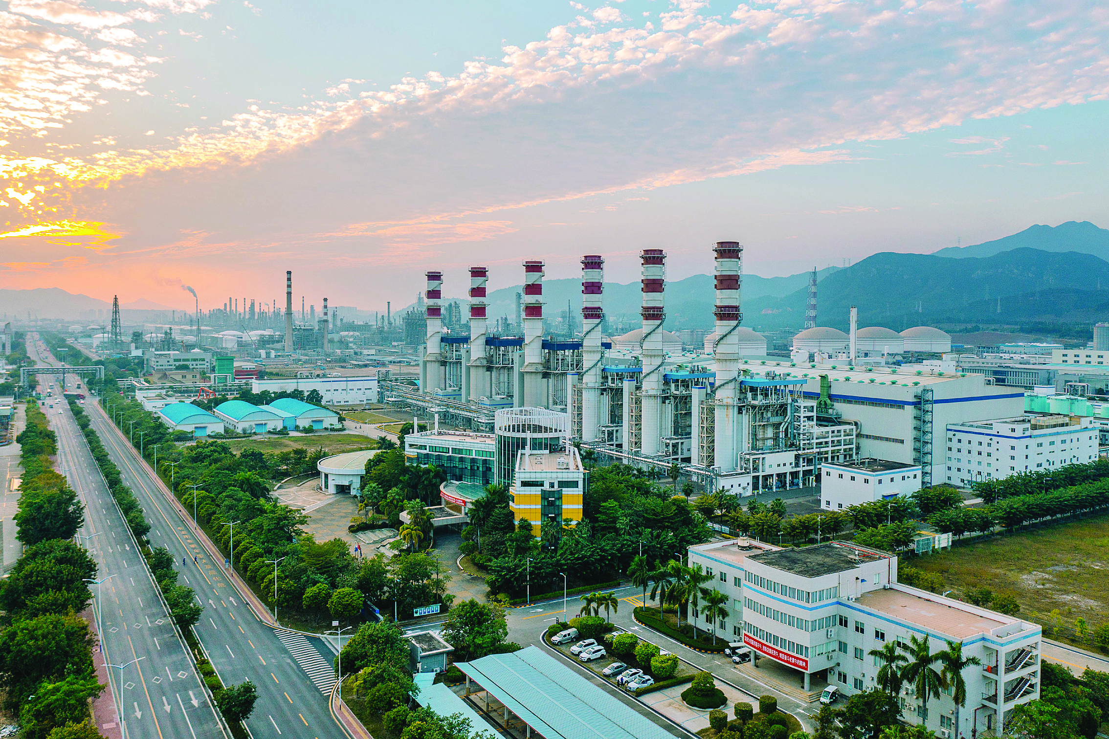     大亚湾石化区。惠州东江图片社提供