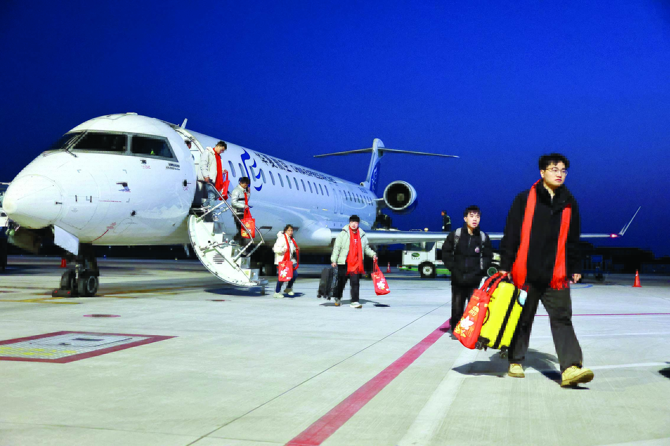     2月4日傍晚，一架从贵州黔西南州兴义万峰林机场起飞的返岗专机，安全降落惠州平潭机场。这趟班机是惠州市2025年返岗务工包机。惠州日报记者李松权 摄