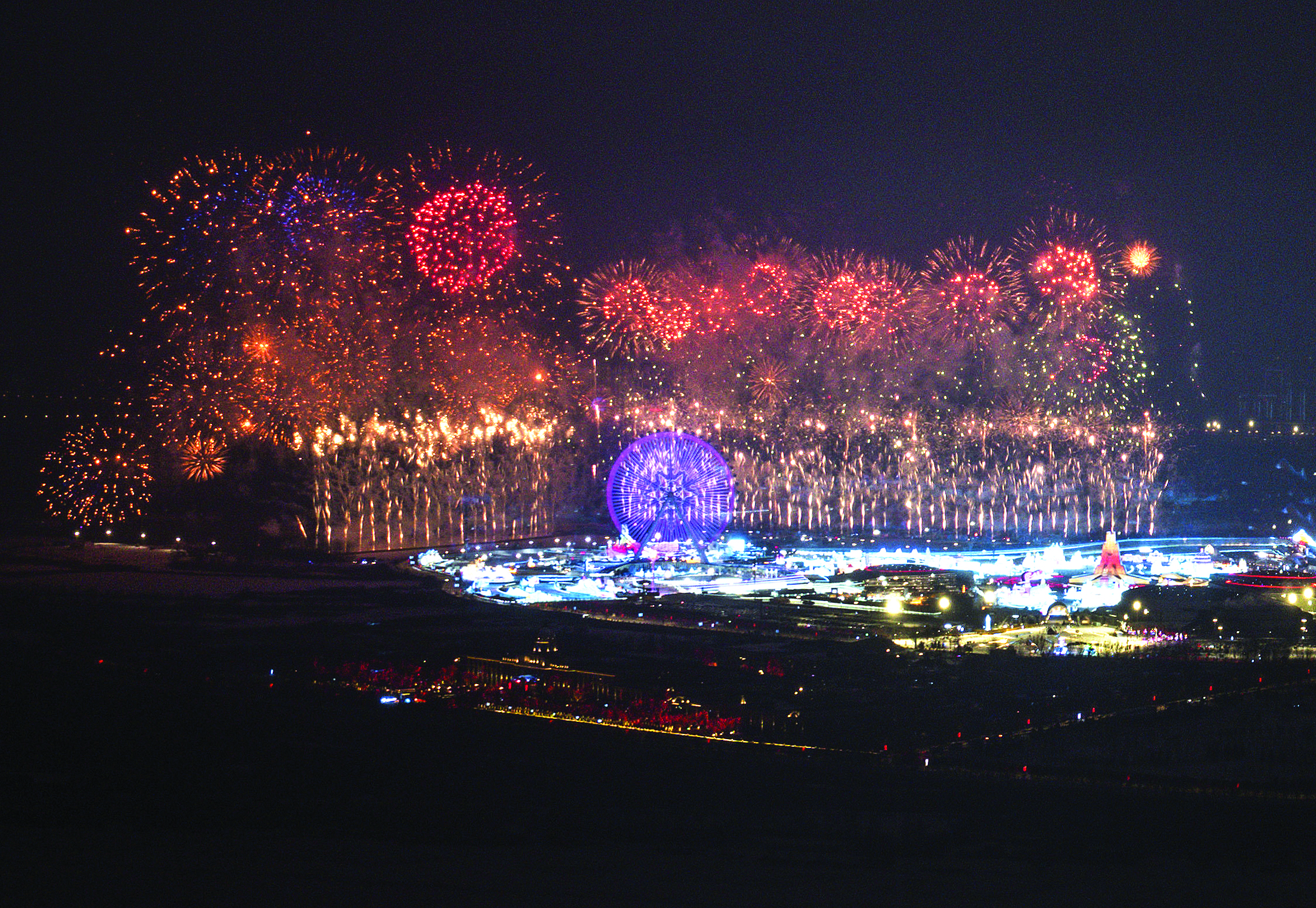     二月七日，焰火在开幕式分会场上空绽放。当日，第九届亚洲冬季运动会开幕式在哈尔滨举行。    新华社发
