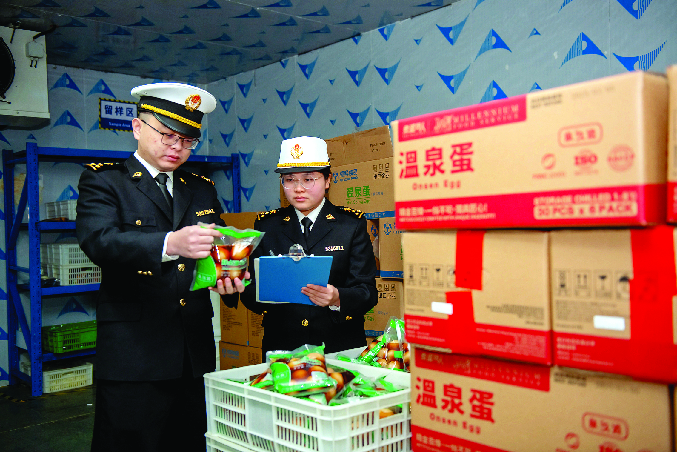     海关部门对出口蛋制品开展现场监管。惠州日报记者刘炜炜 通讯员吴敏 摄
