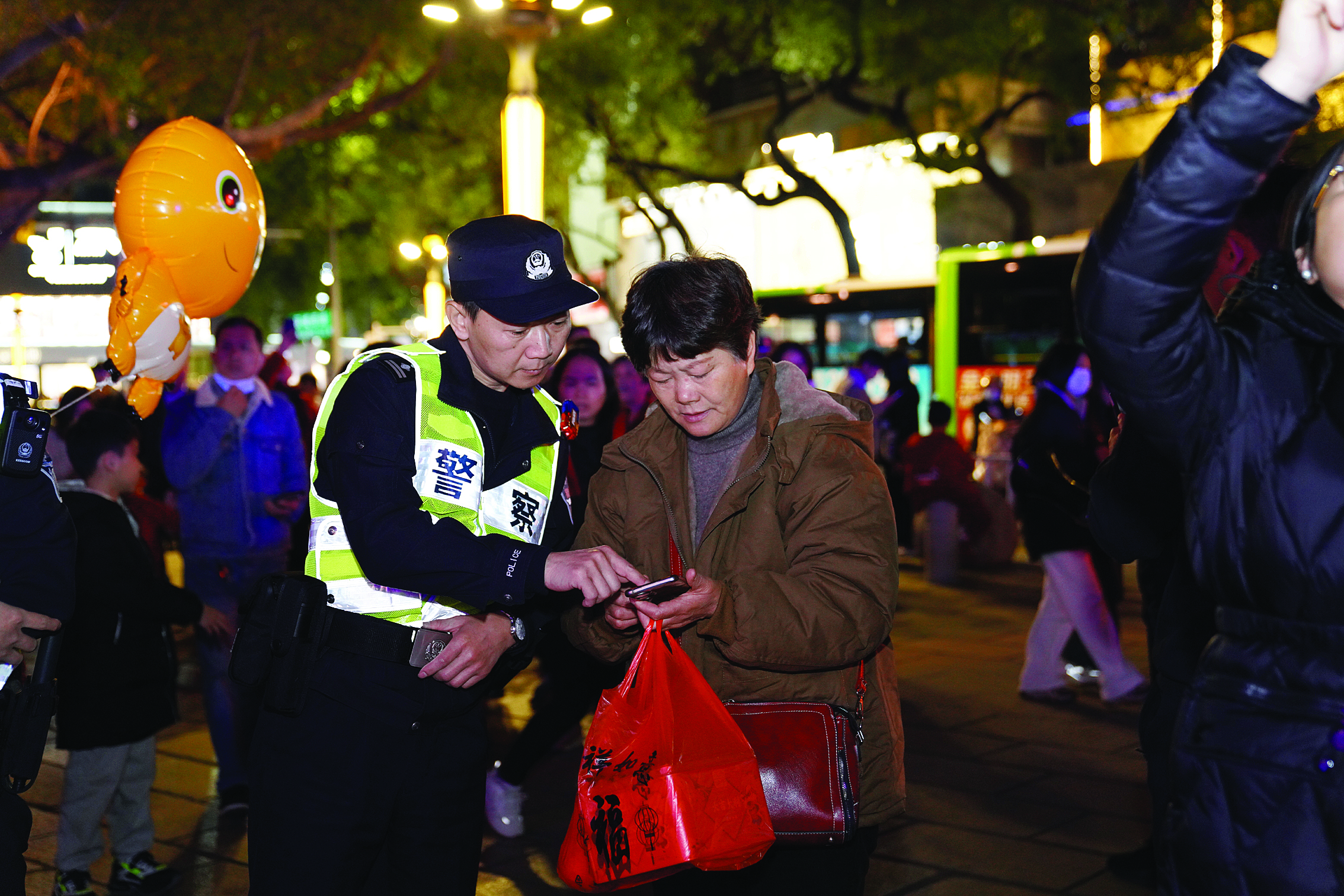     惠州公安耐心服务人民群众。