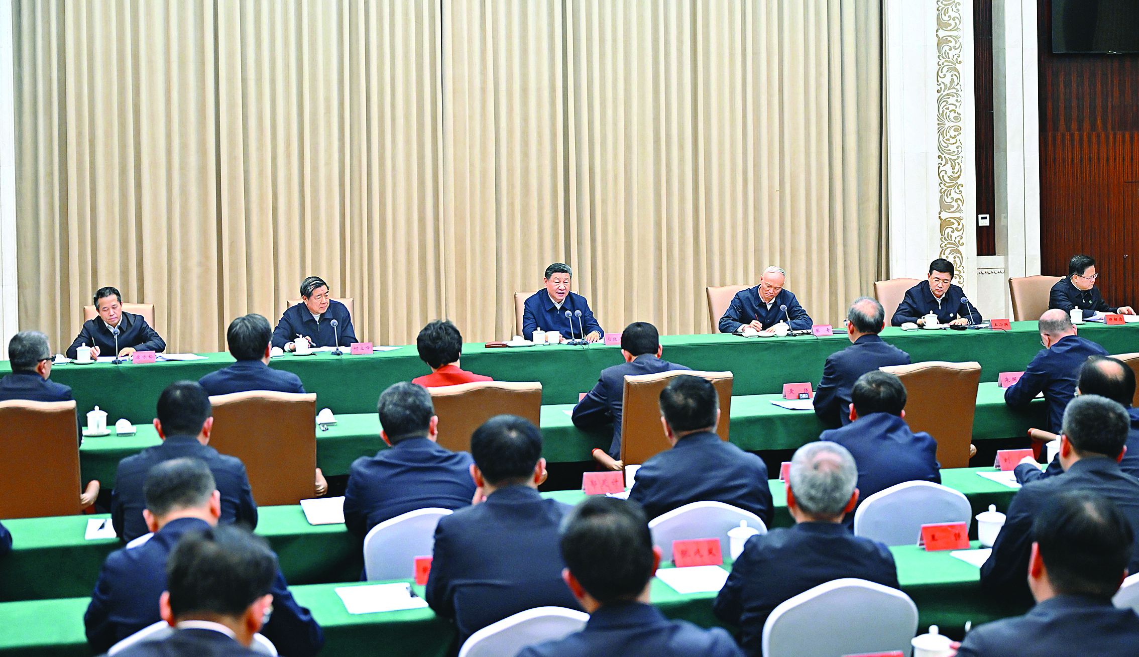     2月8日上午，中共中央总书记、国家主席、中央军委主席习近平在吉林省长春市听取吉林省委和省政府工作汇报，发表了重要讲话。新华社发