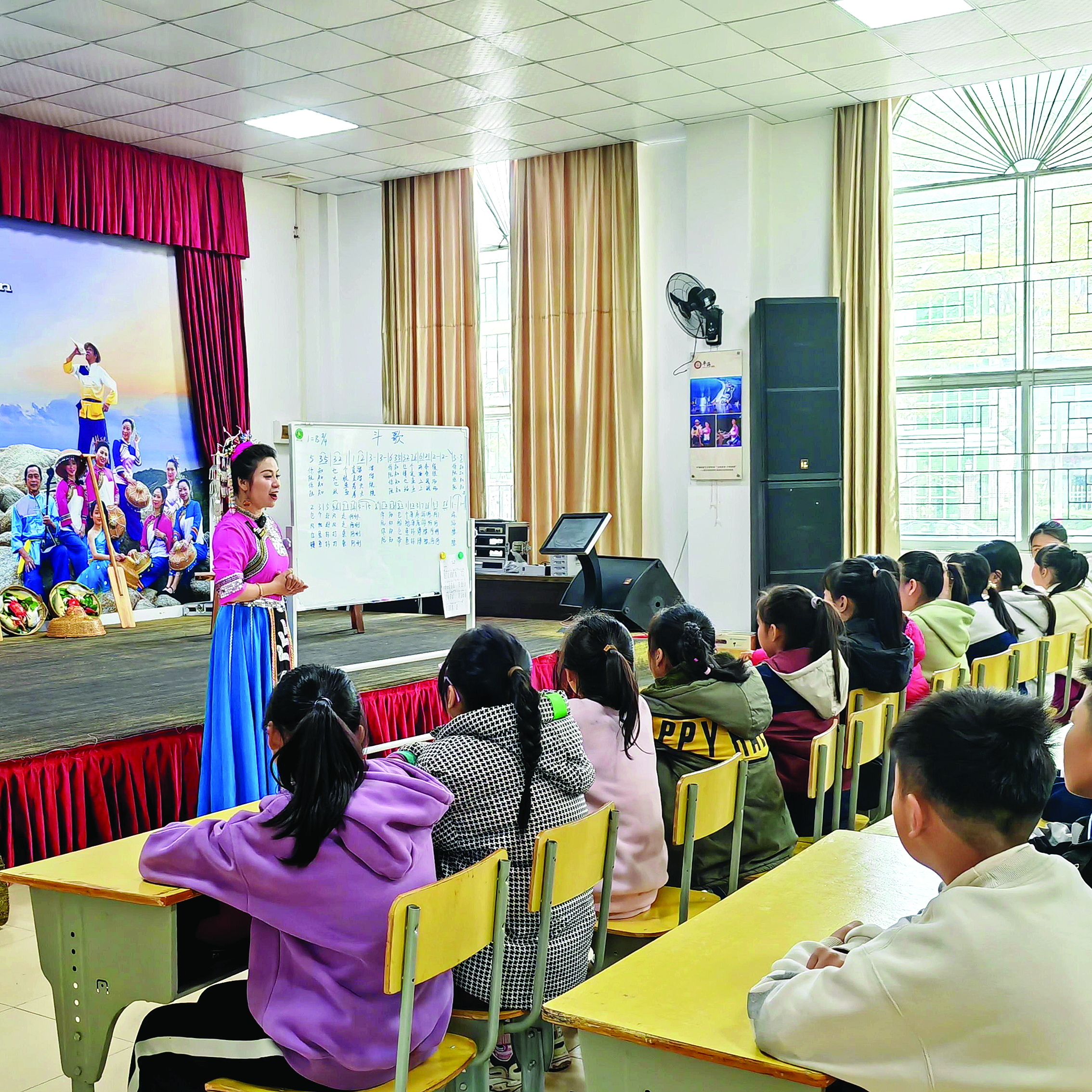     张喜英在教小朋友学唱惠东渔歌。    本组图片 新华社发