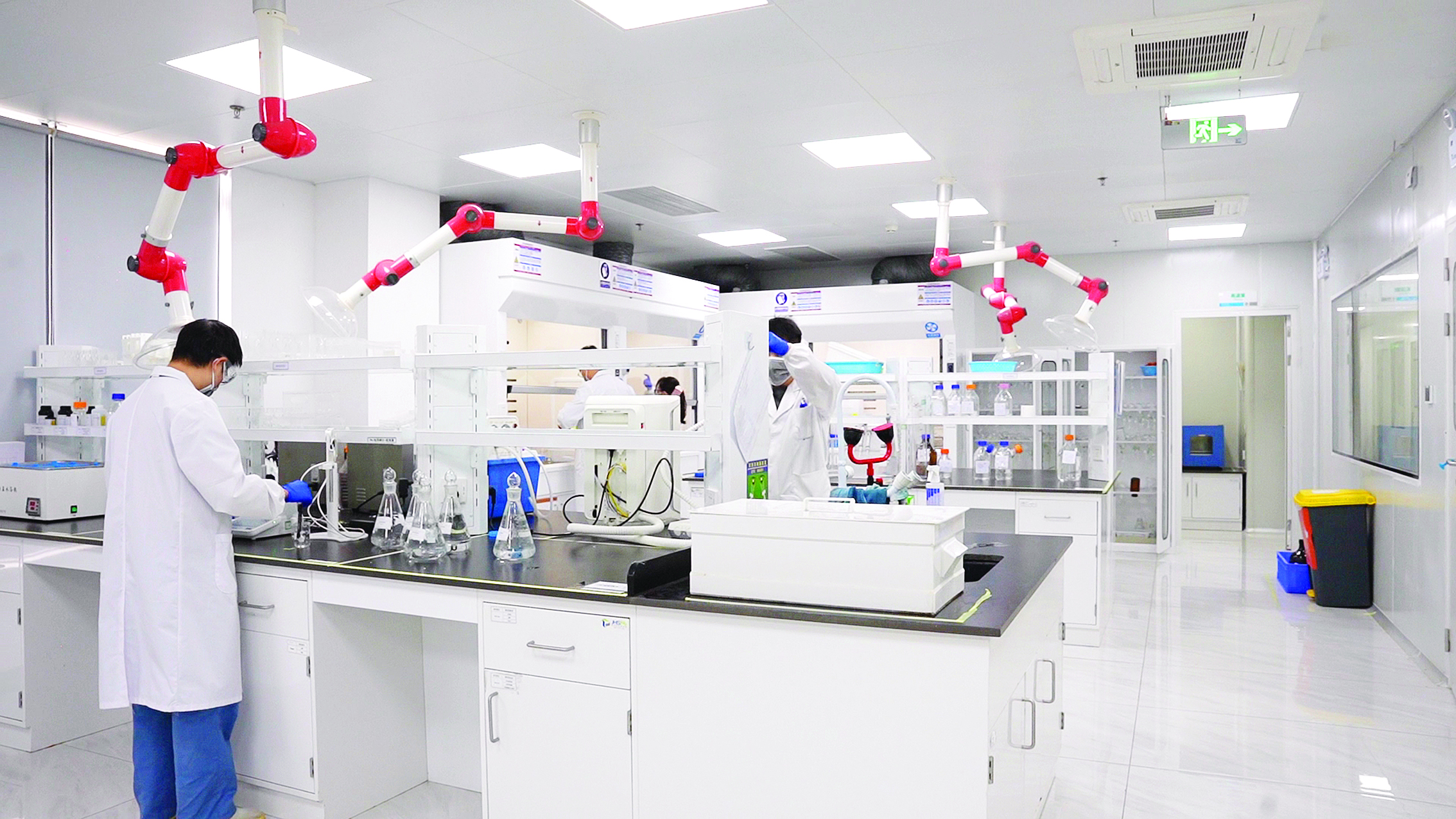     莱佛士制药实验室里，研发人员正在做实验。惠州日报记者黄旭新 摄