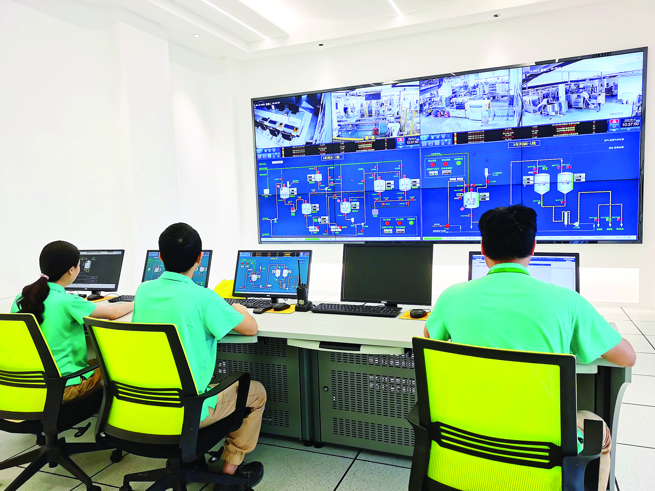     银农科技智慧工厂后台监控室。