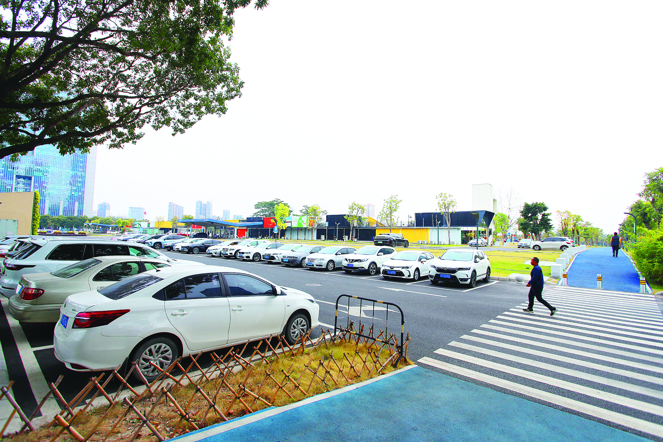     市民在市民乐园智慧停车场有序停车。惠州日报记者钟畅新 摄