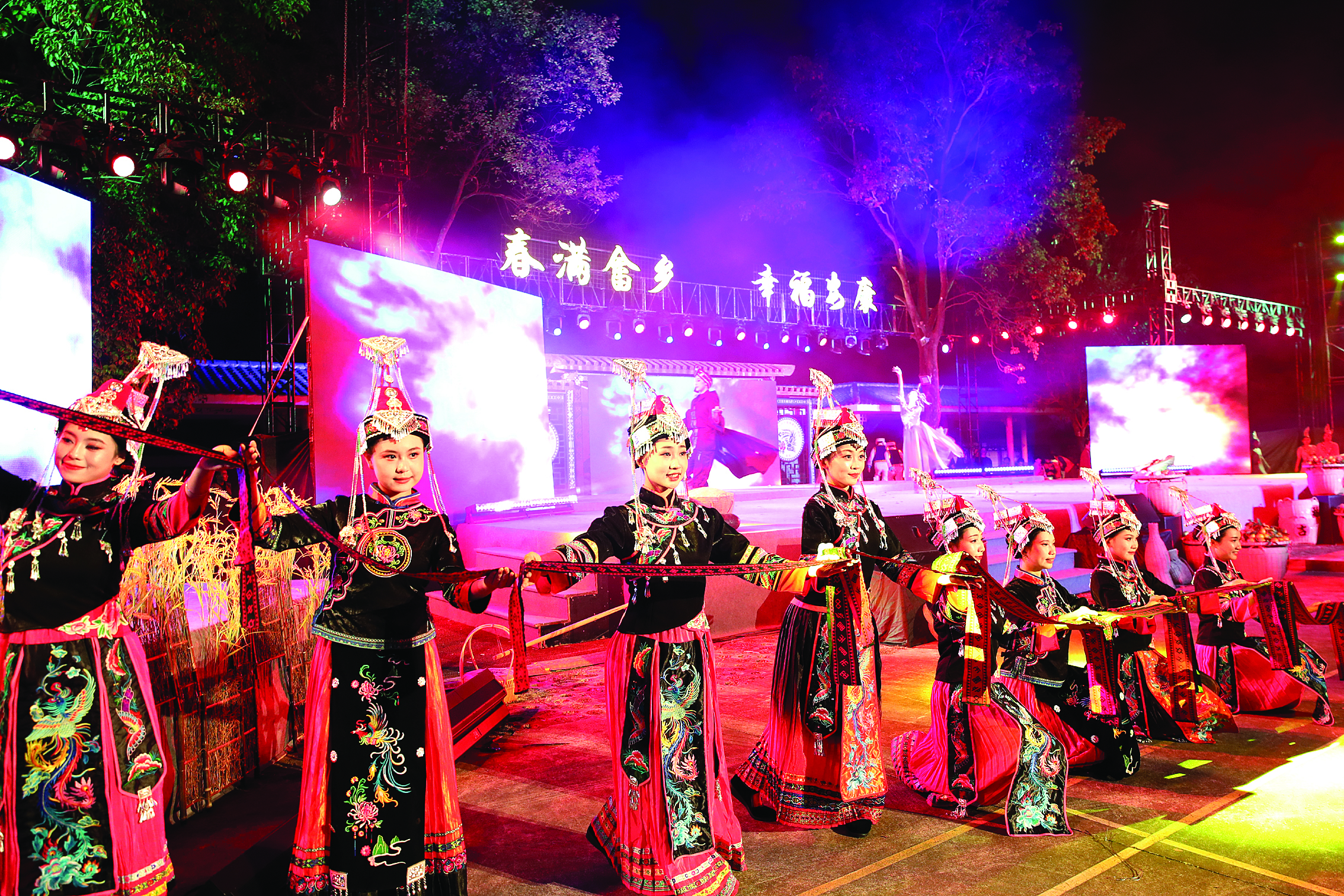     “村晚”现场。惠州日报记者钟畅新 摄