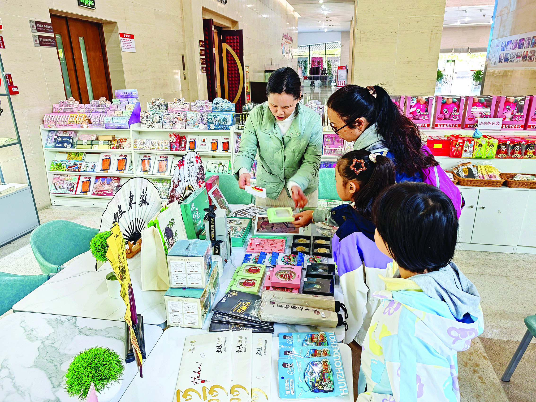     “东坡有礼”产品设计精美且具有惠州特色，颇受游客欢迎。