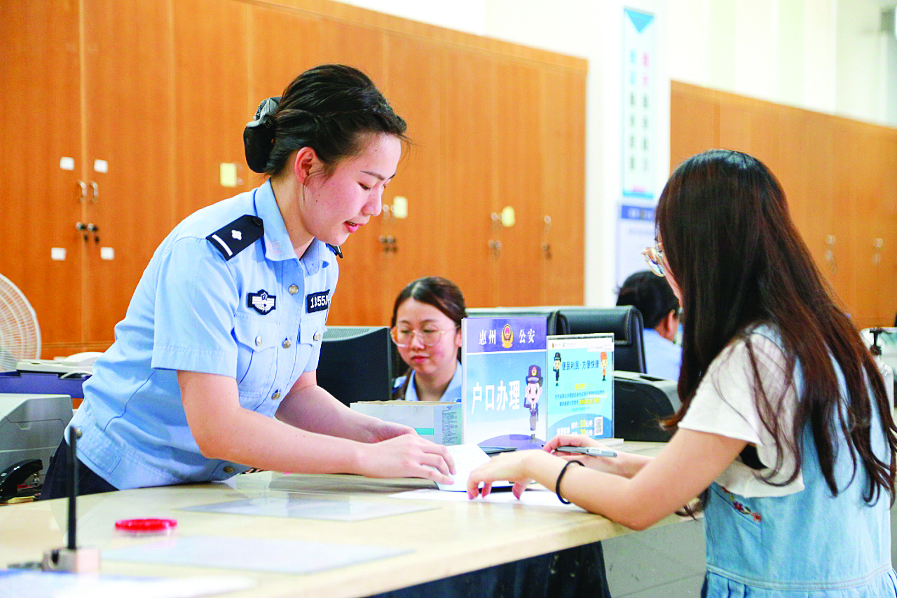     惠州公安机关坚持服务基层一线，积极为群众办实事办好事。