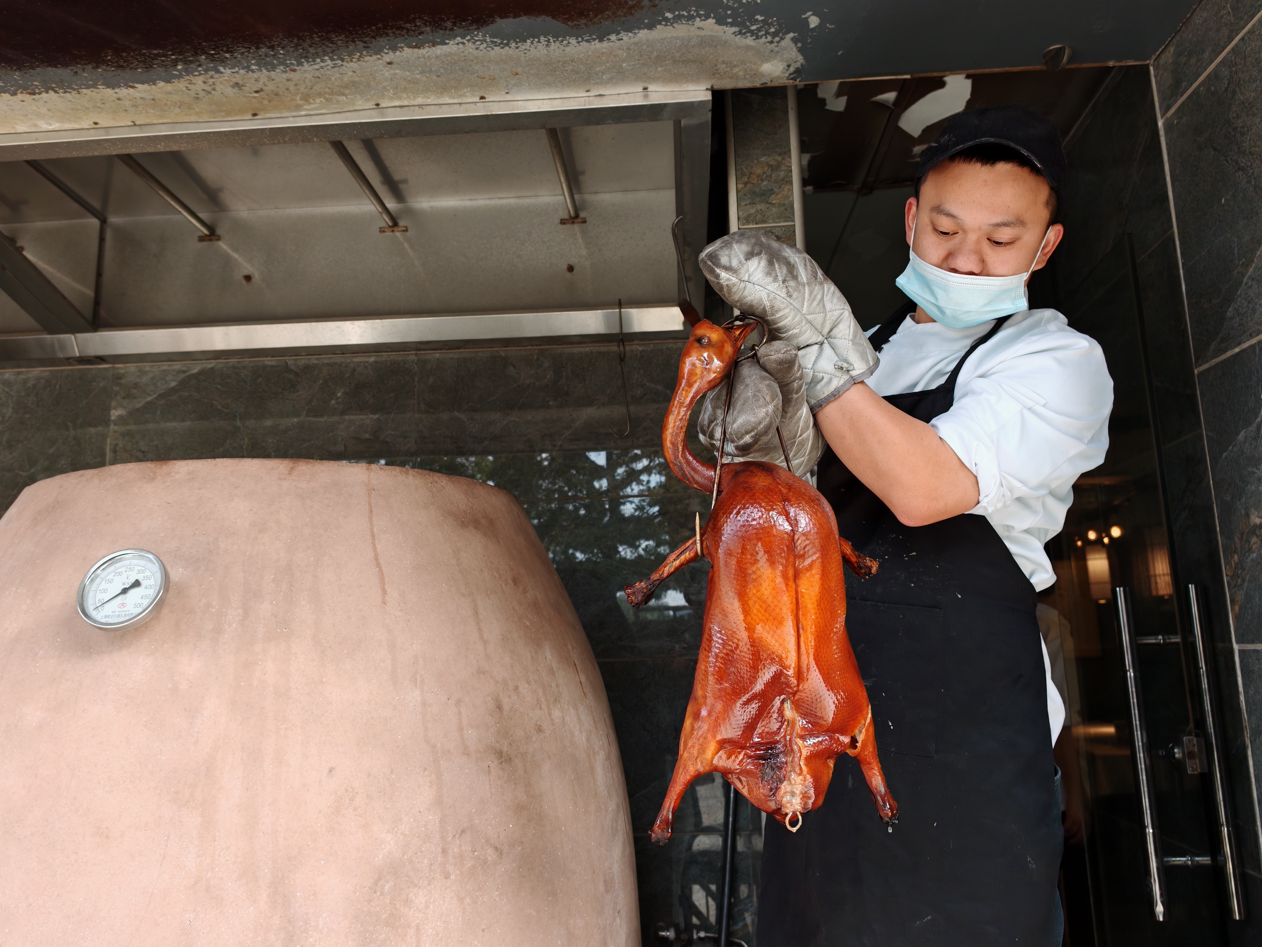 <p>    烧鹅仔的黄泥灶果木烧鹅。</p>