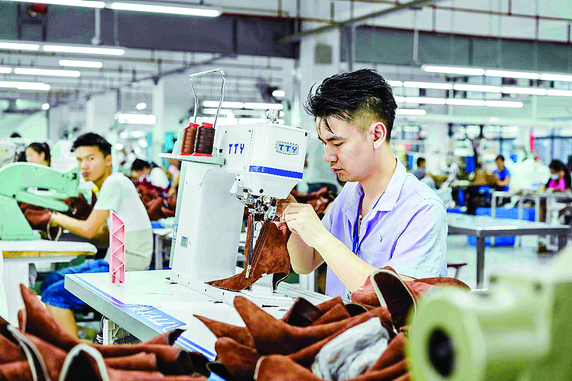     惠东制鞋企业生产车间。