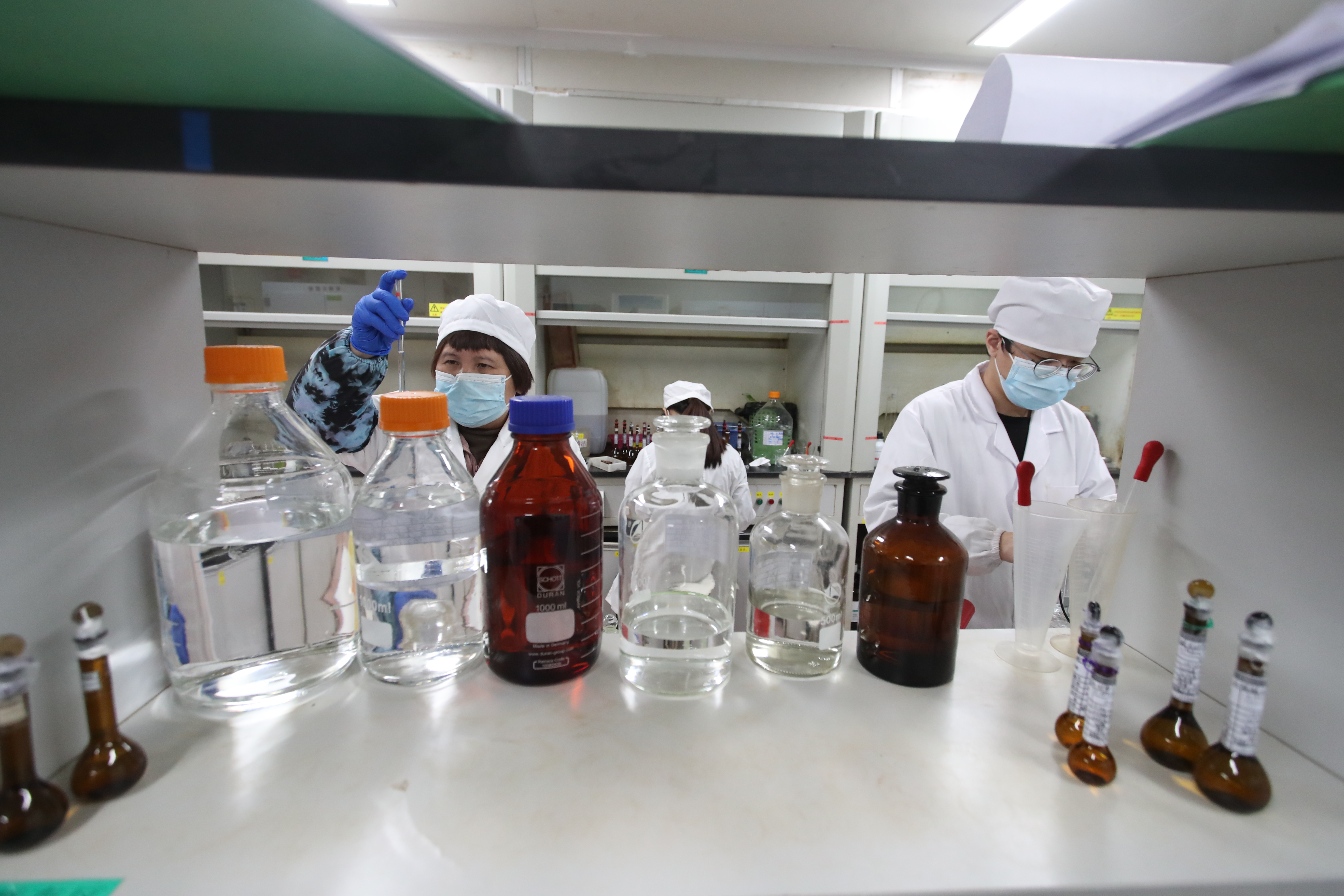 <p>    罗浮山国药技术员在做试验。</p>