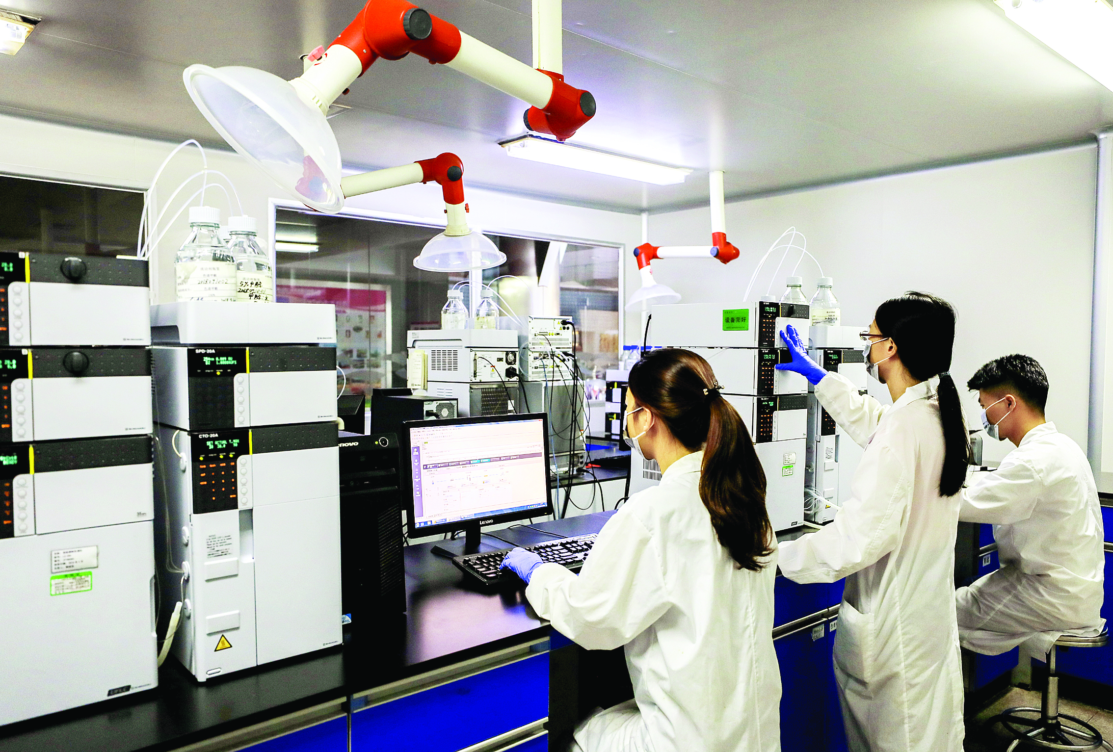 <p>    九惠制药技术员在做试验。</p>