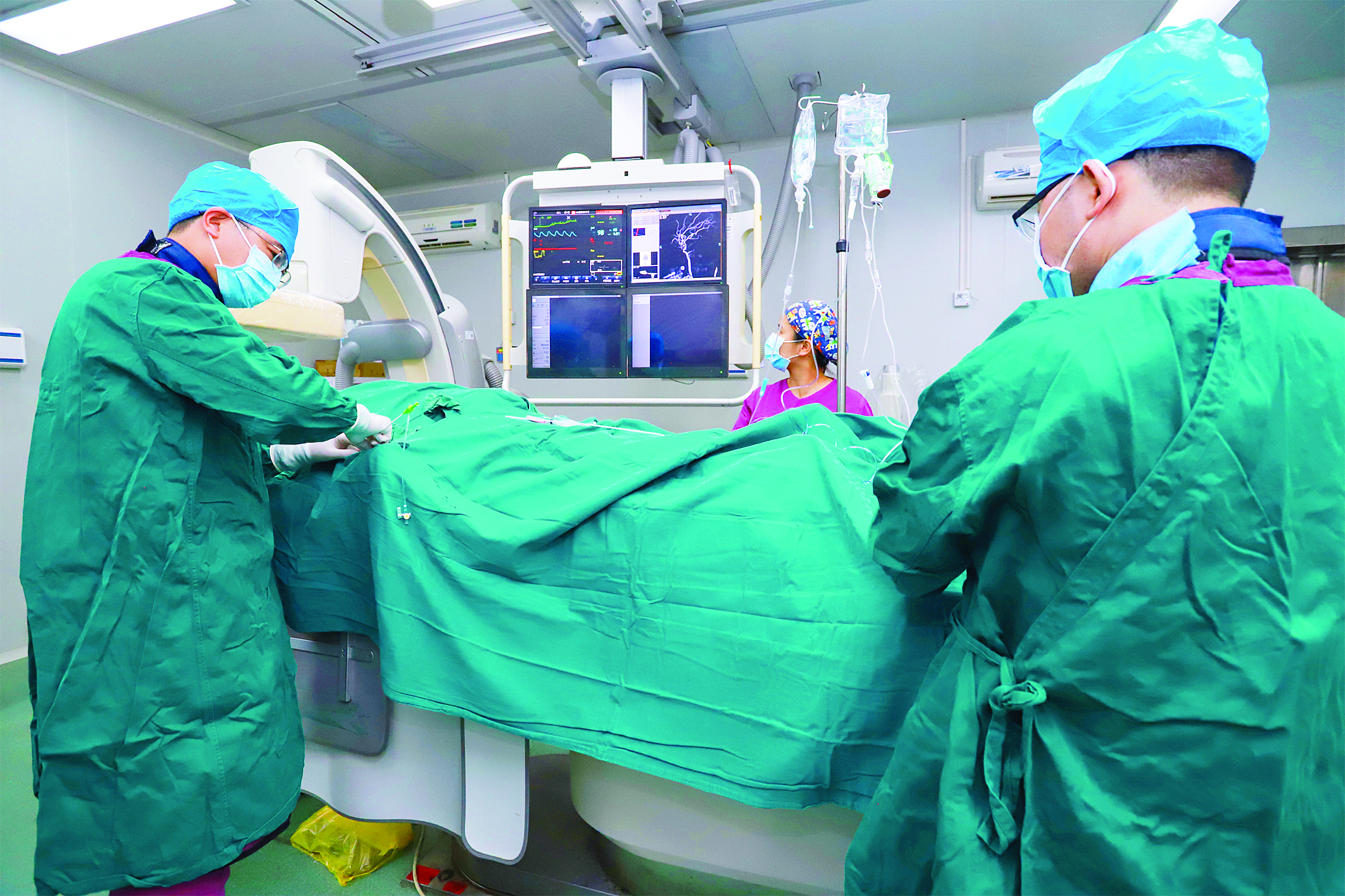     医生为患者做手术。