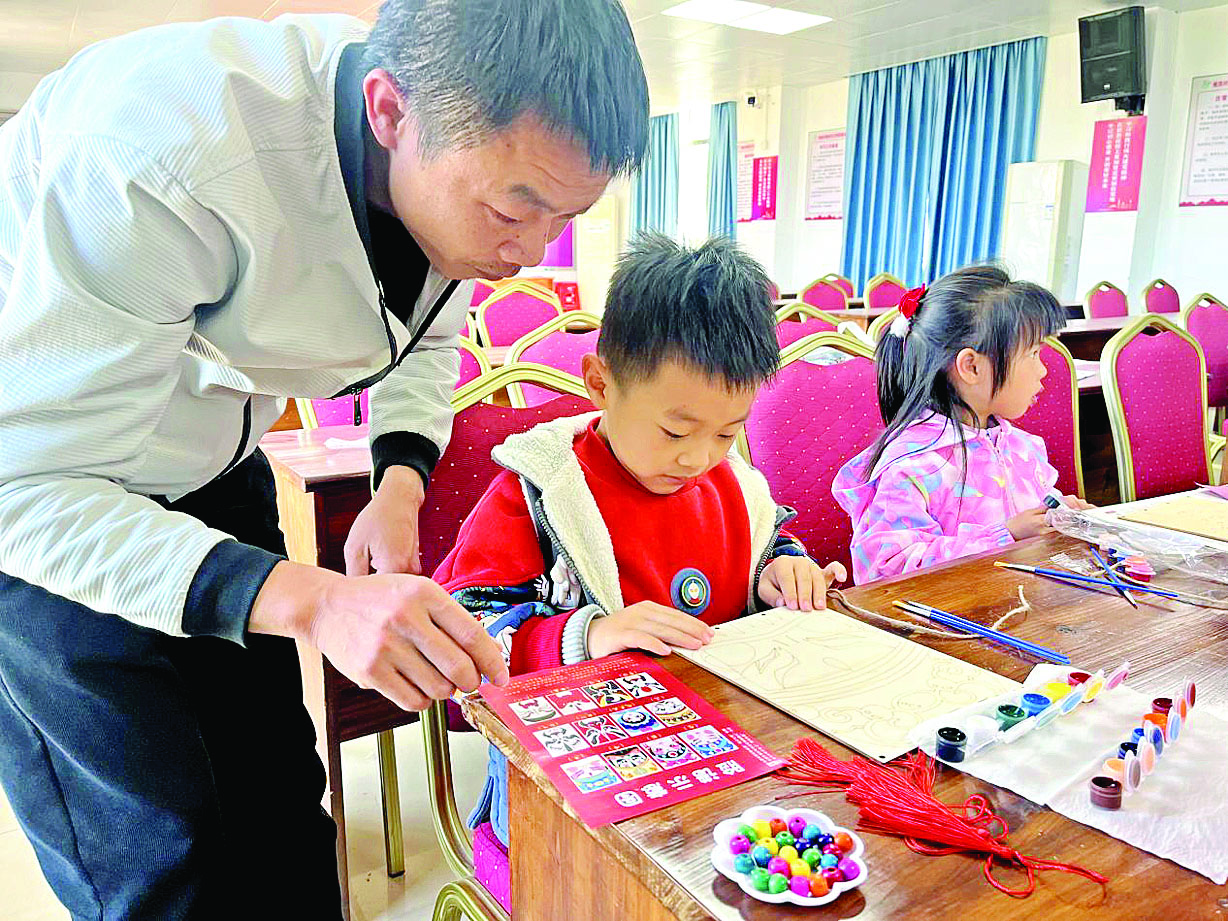     孩子们准备绘制京剧脸谱。    惠州日报记者谢菁菁 特约通讯员龙明洪 通讯员邓晓琳 摄