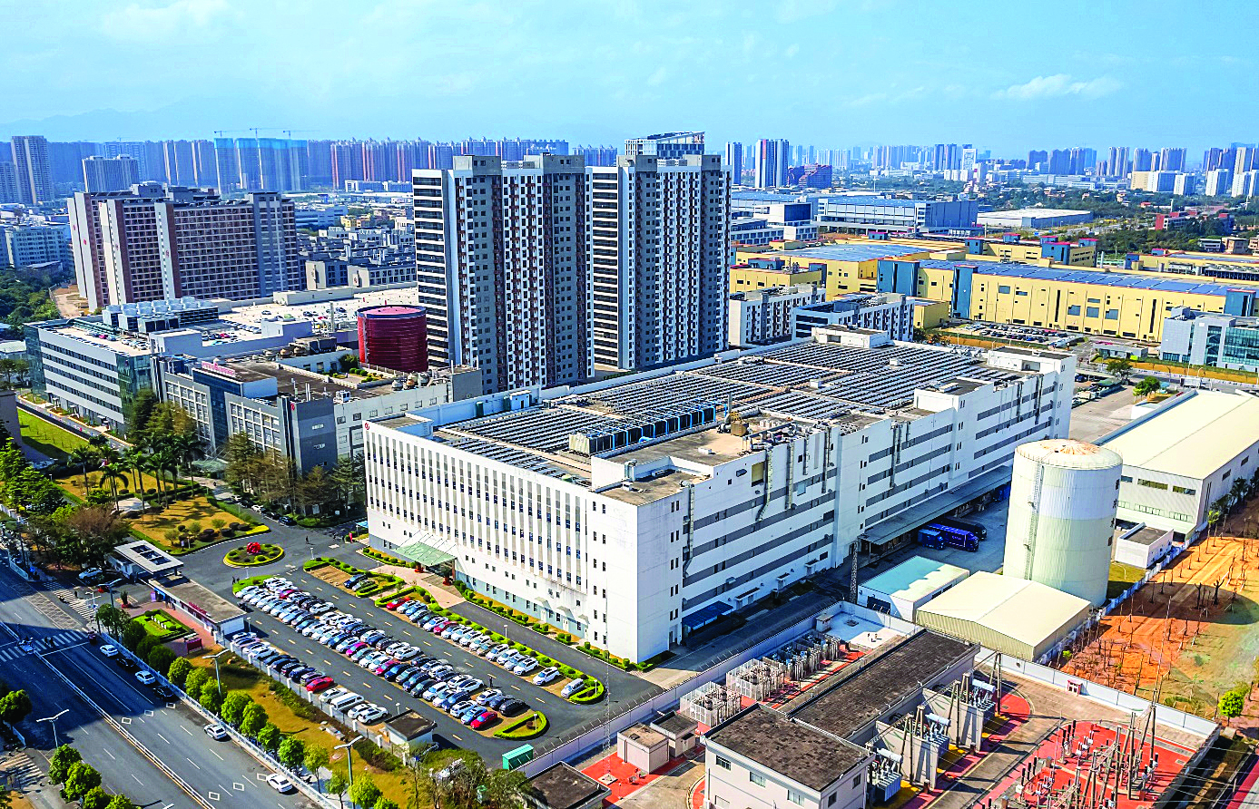     龙旗电子（惠州）有限公司优化用能结构，利用厂房楼顶空地搭建分布式光伏发电面板。惠州日报记者谢宝树 通讯员王树基 摄