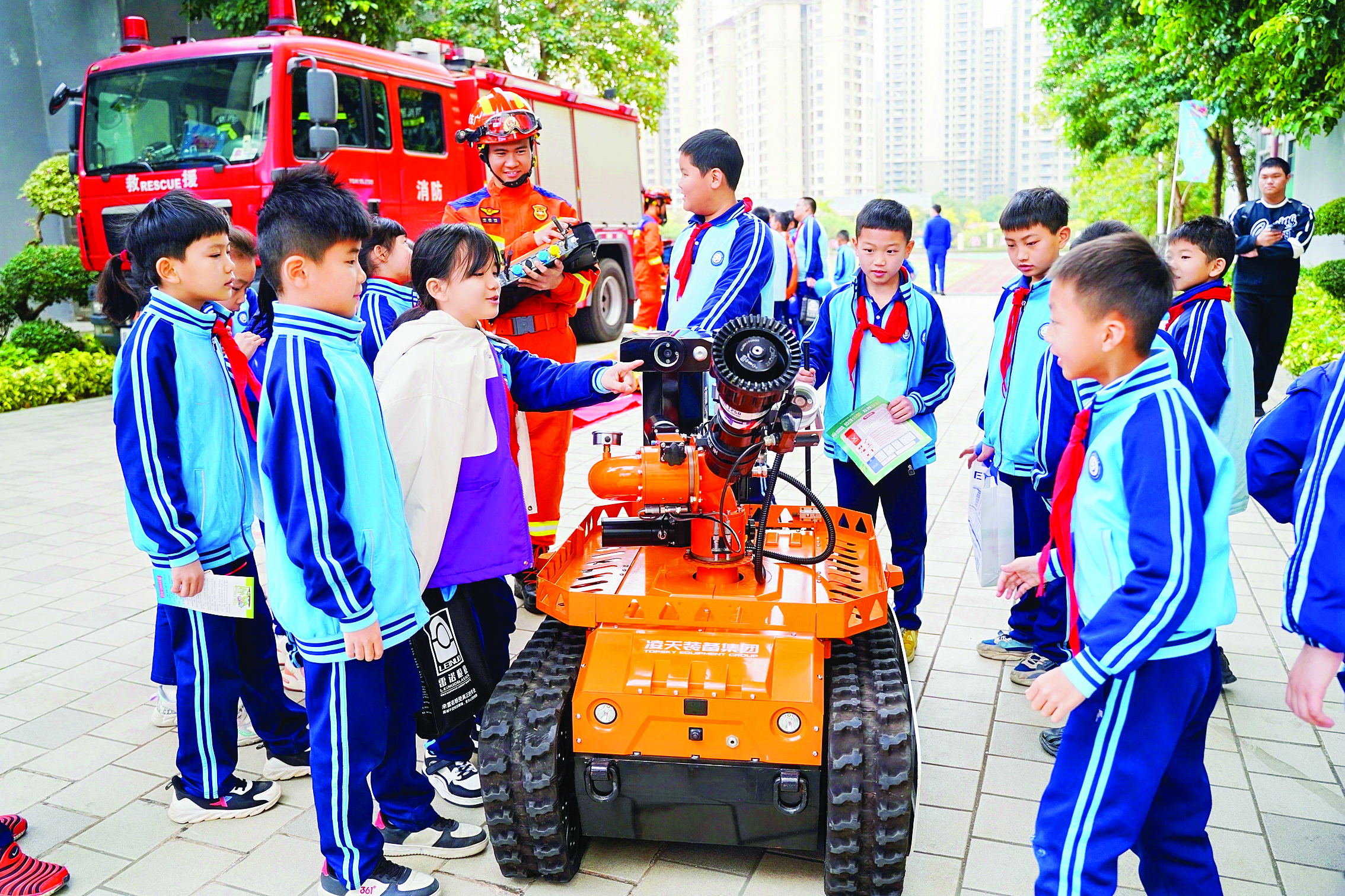     同学们在体验消防设备。惠州日报记者叶丽莎 通讯员金易里 摄