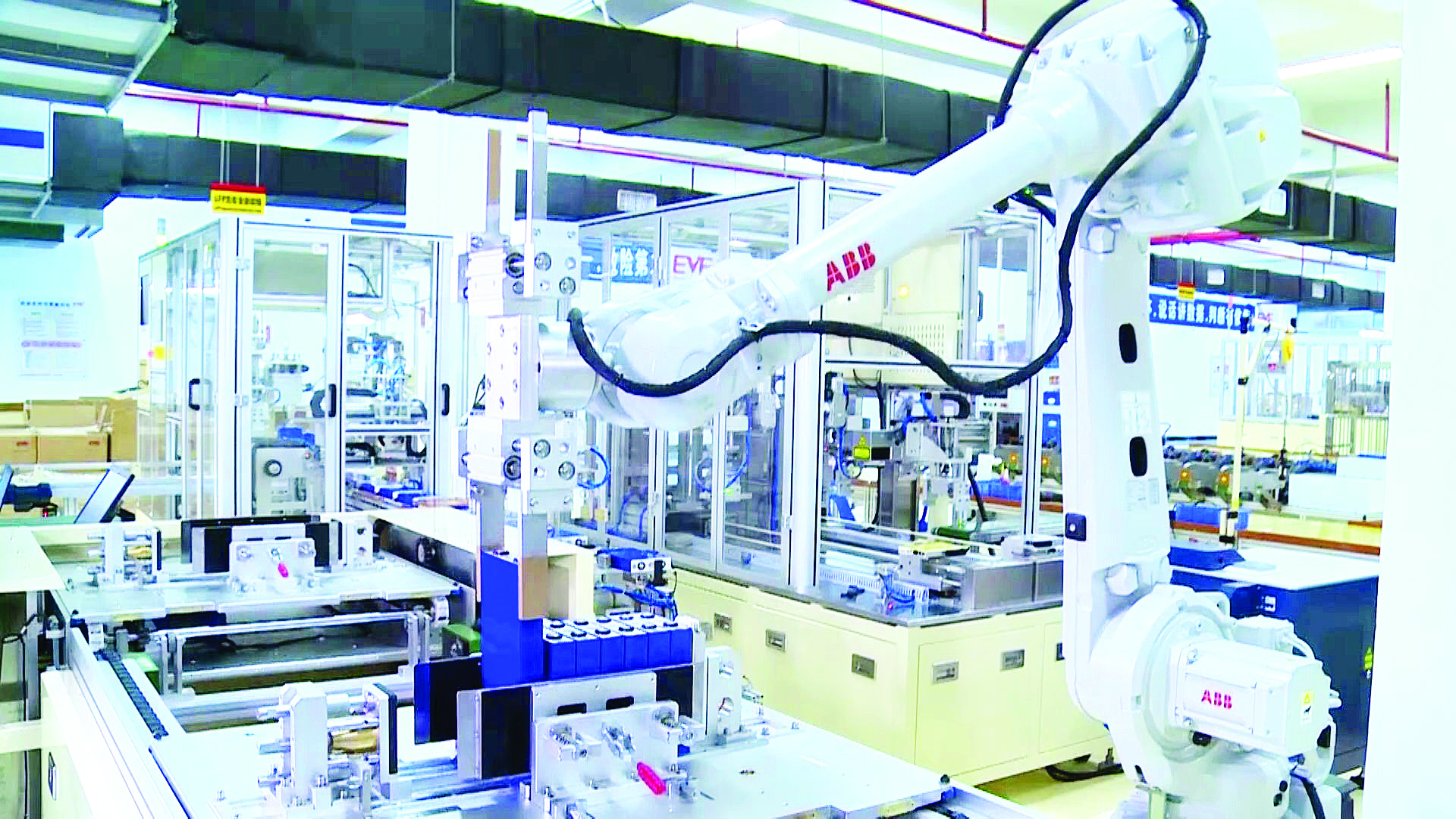     图③：亿纬锂能自动化生产车间。惠州东江图片社供图