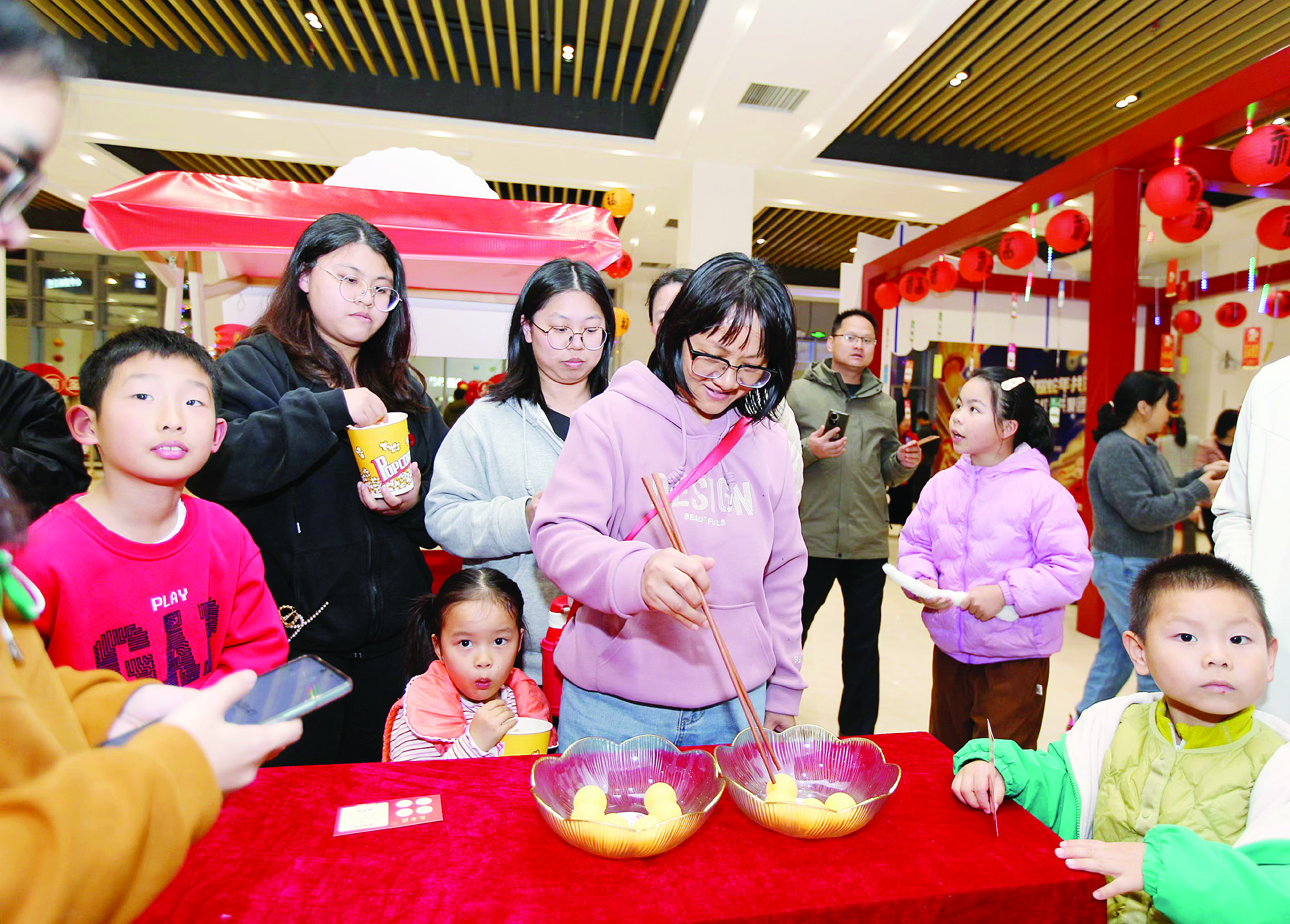     亲子家庭参与互动游戏。惠州日报记者姚木森 摄