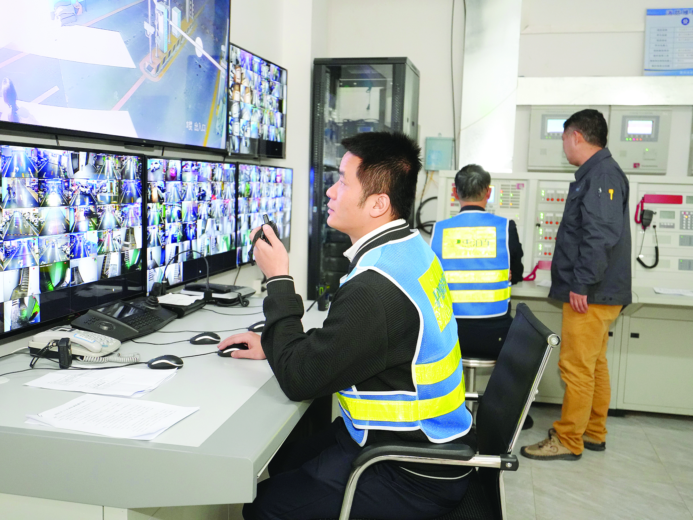     工作人员坚守岗位为市民提供服务。智慧停车公司供图