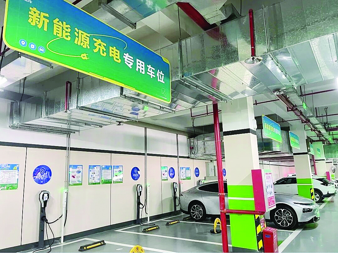     智慧停车公司在停车场建设充电桩。智慧停车公司供图