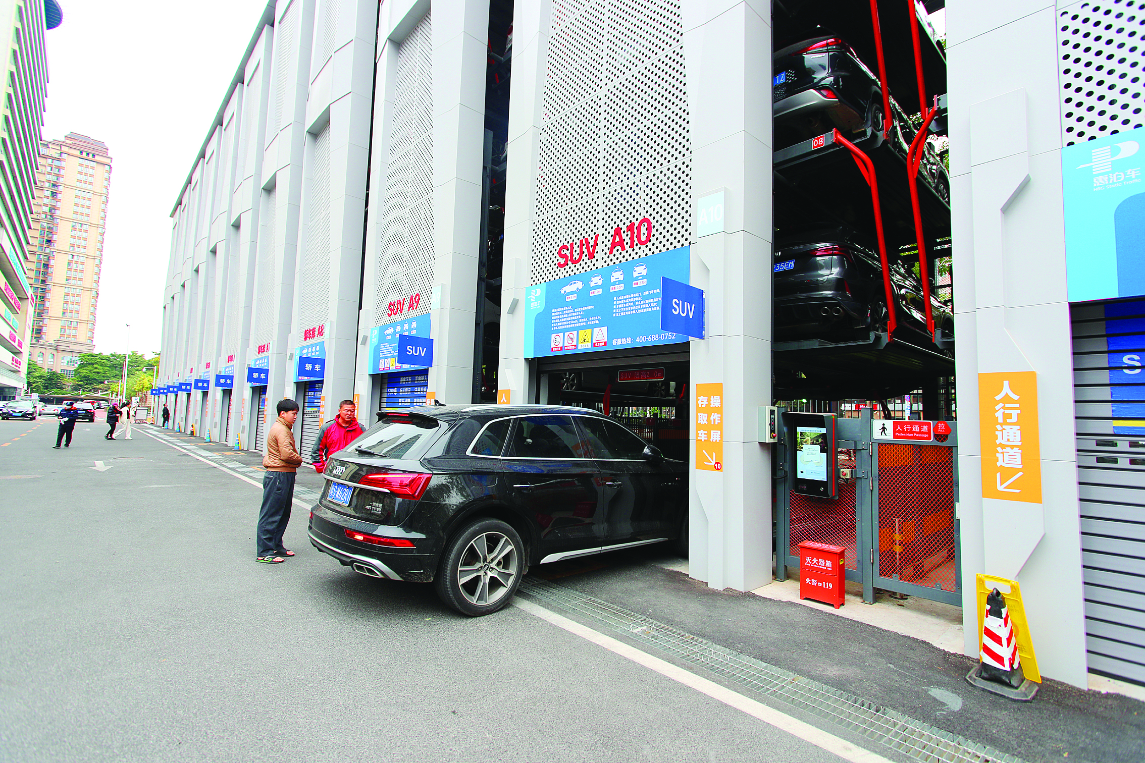     市民在智慧停车场停车。惠州日报记者钟畅新 摄