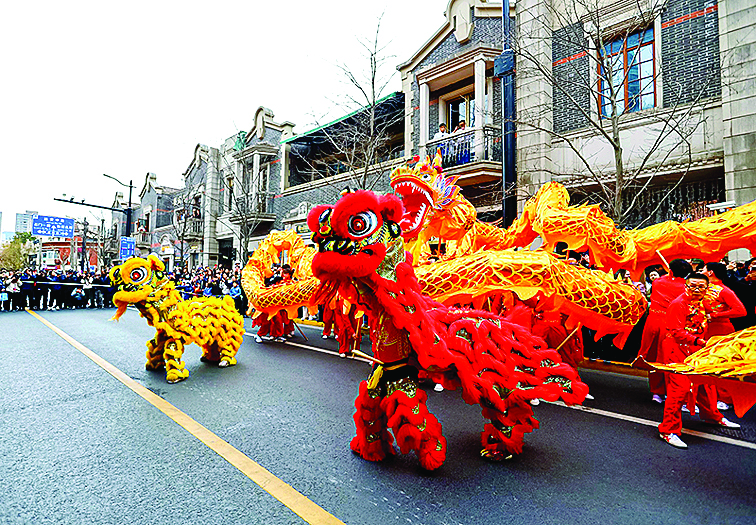     国家级非物质文化遗产项目“三林舞龙”表演亮相上海张园（2025年1月25日摄）。新华社发