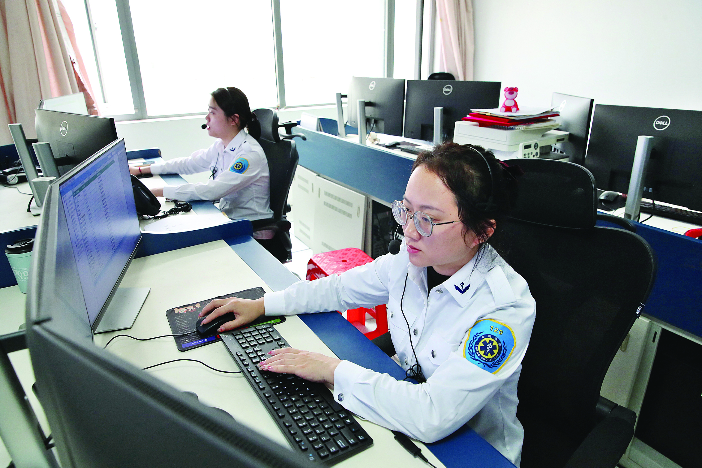     惠州市120急救指挥中心调度员黎彩云在工作中。惠州日报记者钟畅新 摄
