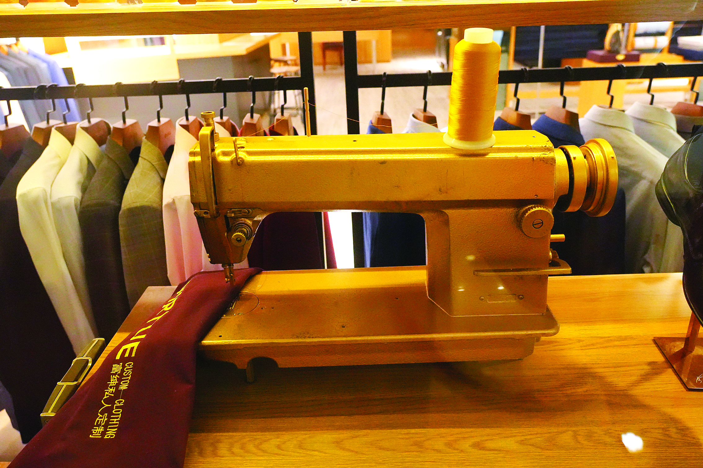 <p>    如今的电式缝纫机。</p>