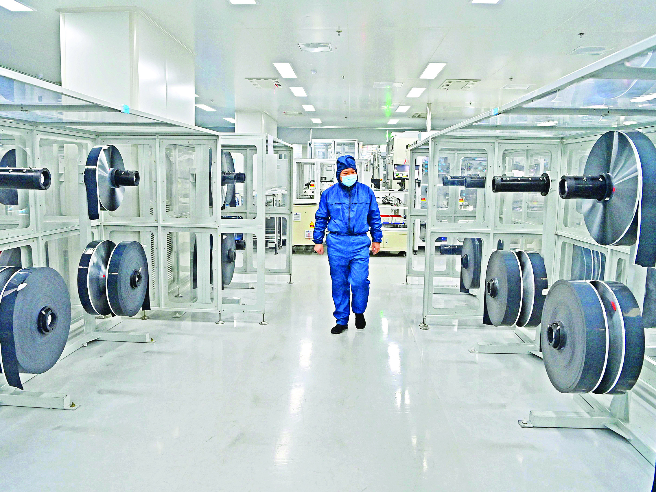     王东林到注液车间查看近期工序升级后的生产情况。