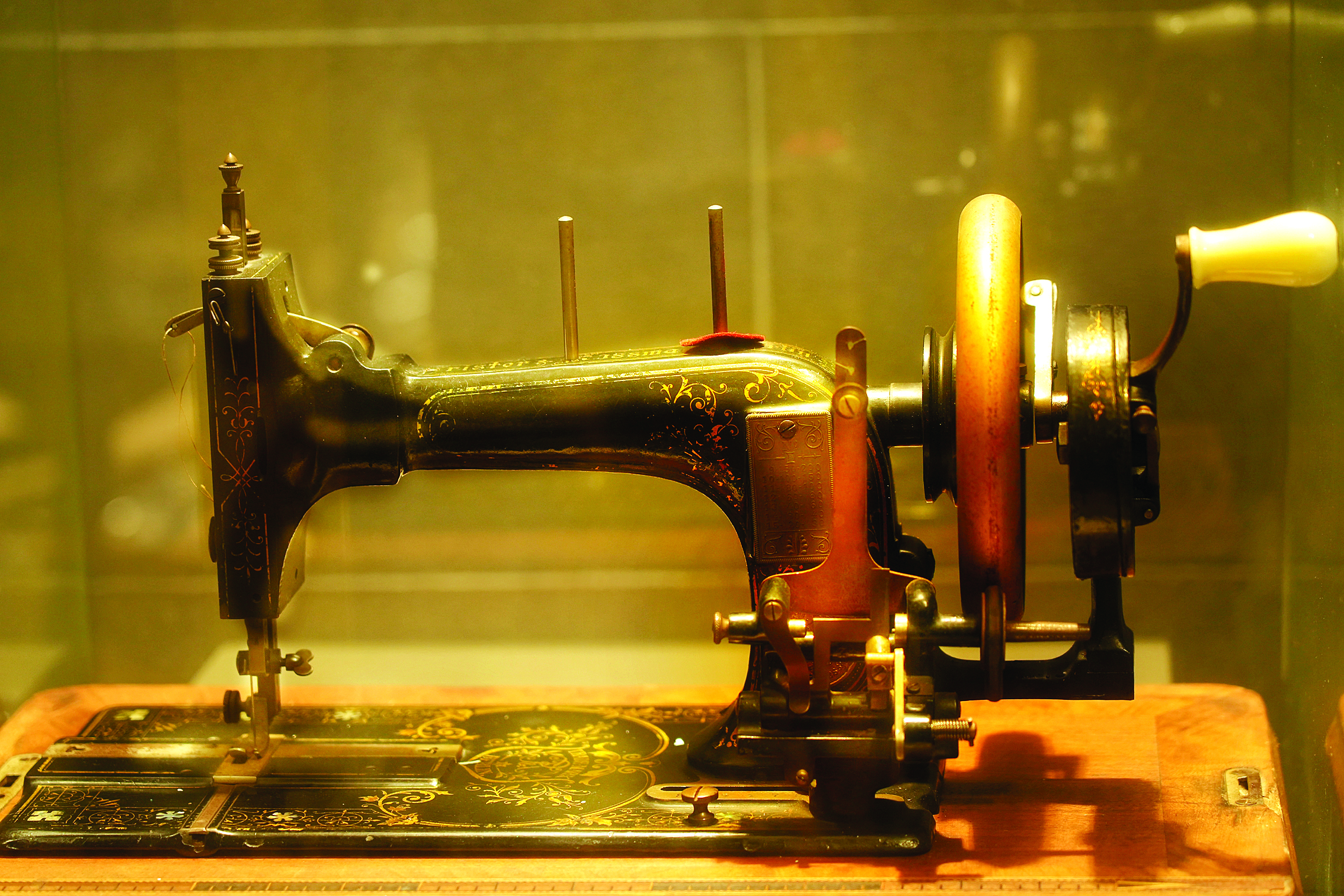 <p>    英国老式缝纫机。</p>