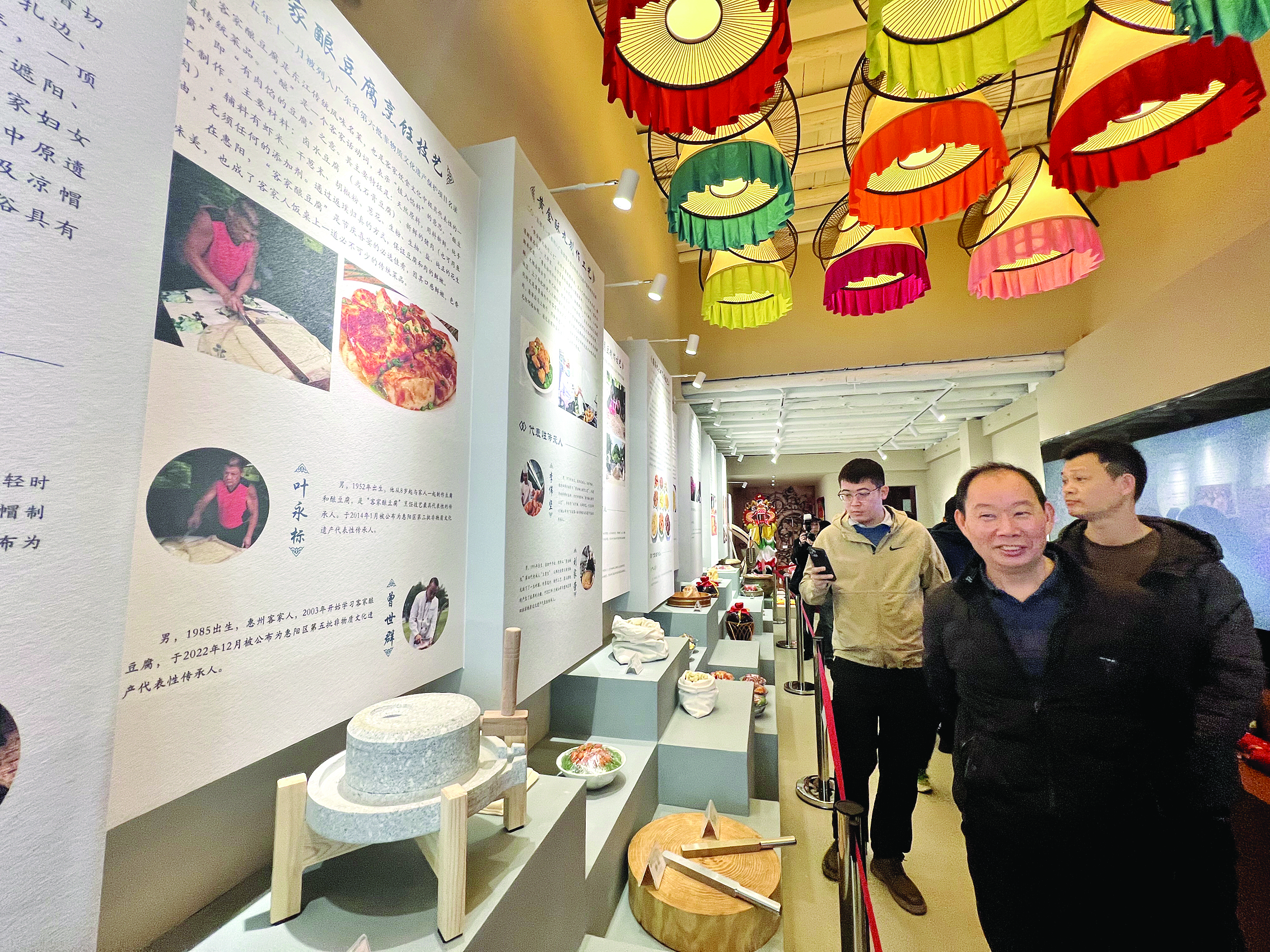     市民在参观惠阳非遗展示馆。