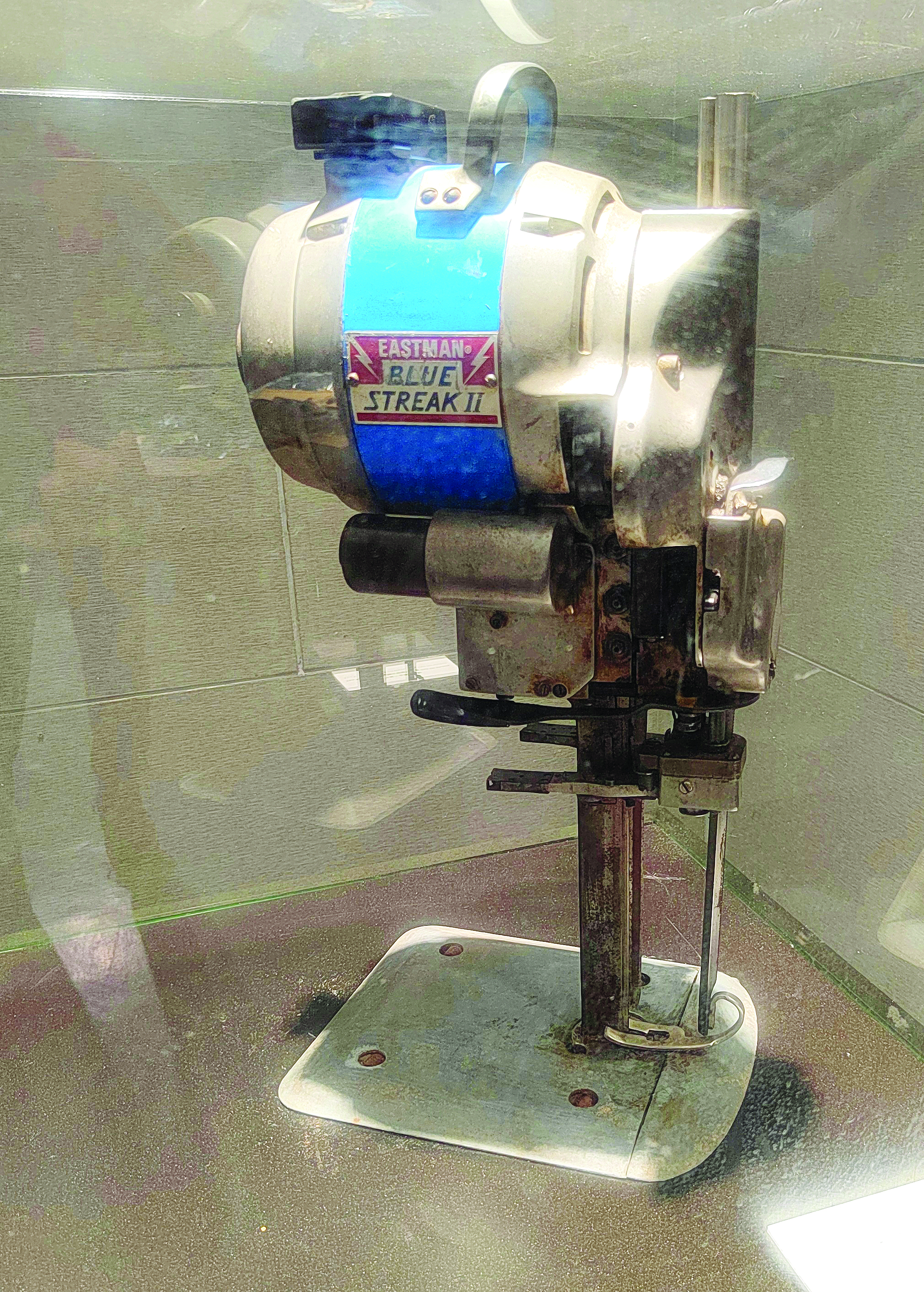 <p>    富绅第一台裁床电剪。</p>