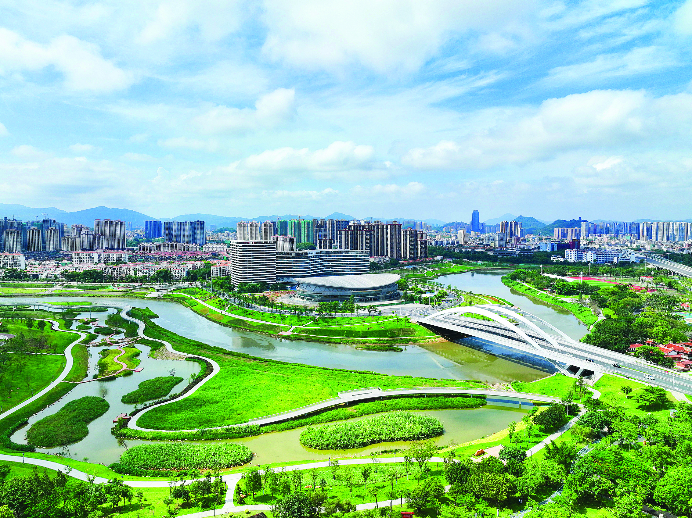     惠阳正在区域协同发展中不断提升自身实力，城市发展更加宜居宜业宜游，成为投资兴业热土。