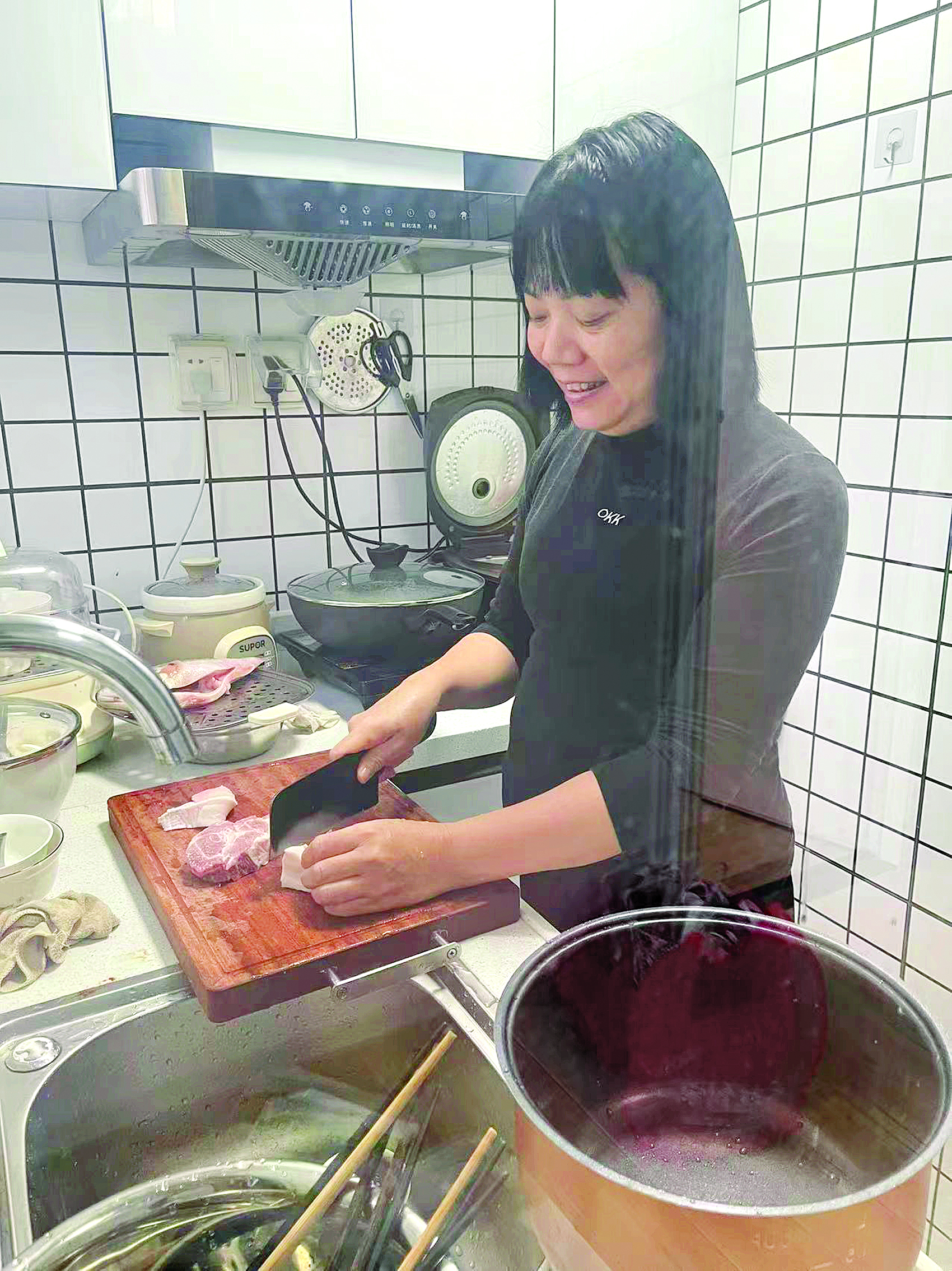     月嫂戴丽娟给产妇准备餐食。