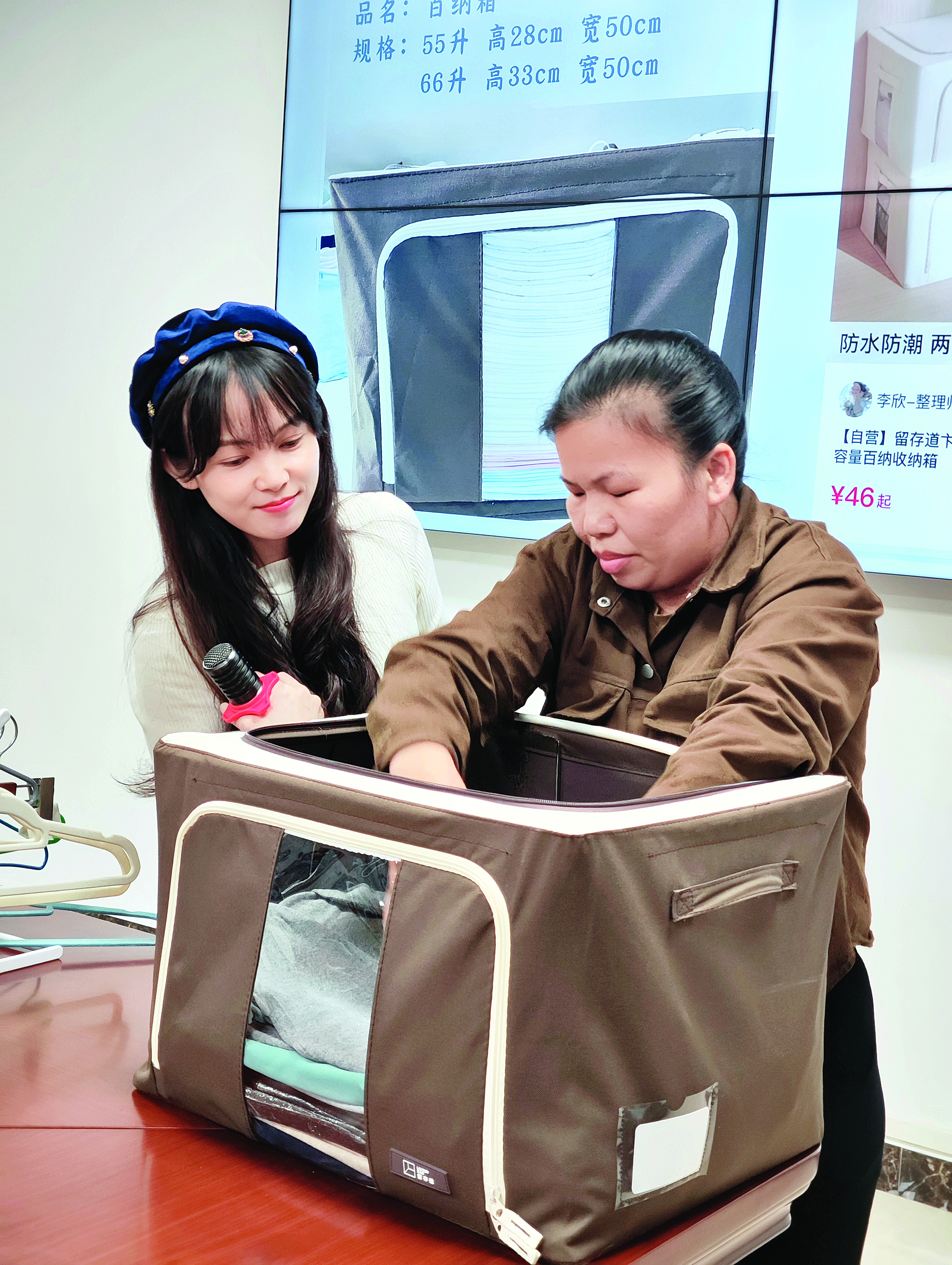     整理收纳师李欣（左）指导市民整理收纳。
