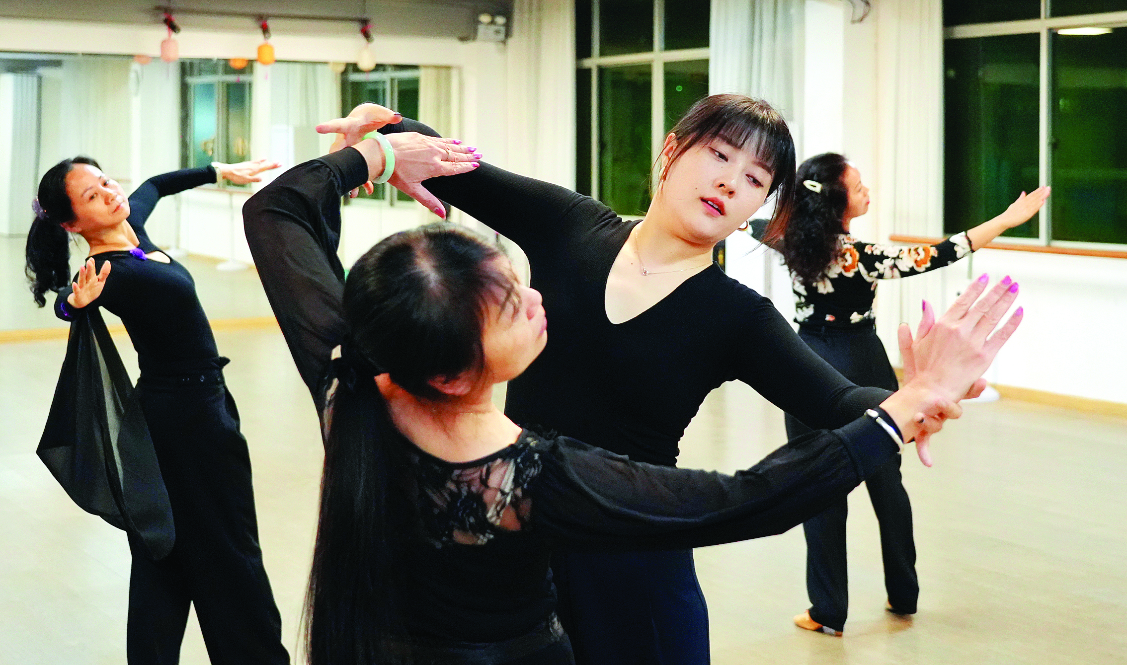     国标舞老师黄嘉文（右二）在指导学员练习。 惠州日报记者朱金赞 摄