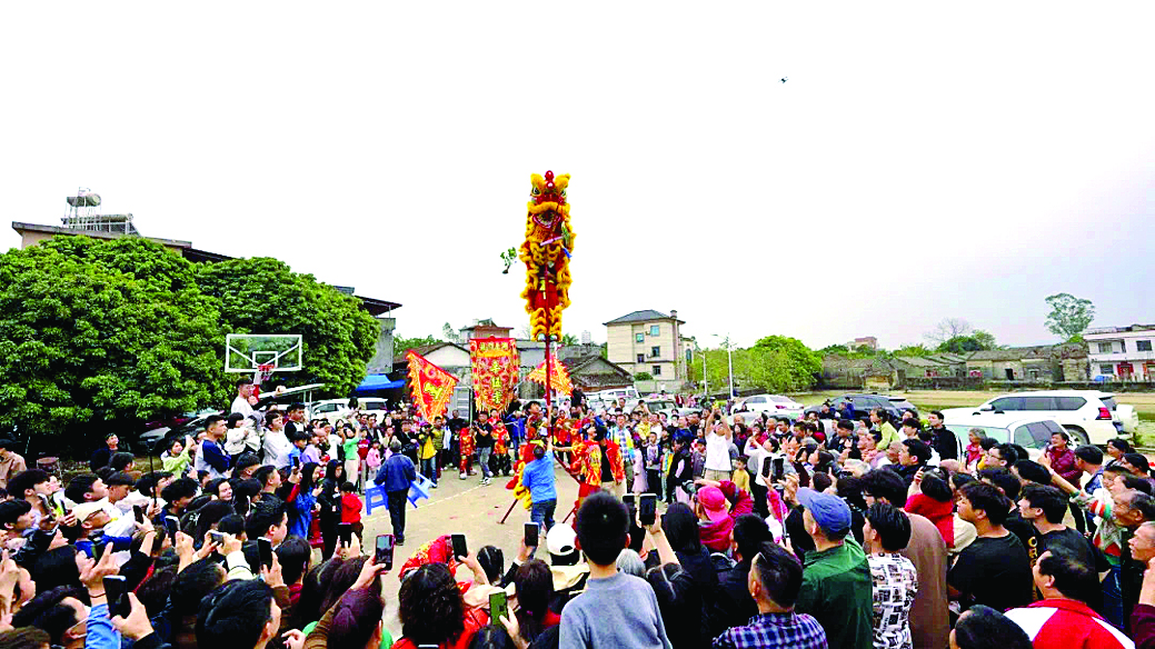     精彩的舞狮表演赢得游客阵阵喝彩。惠州日报记者黄宇翔 通讯员龙融心 摄