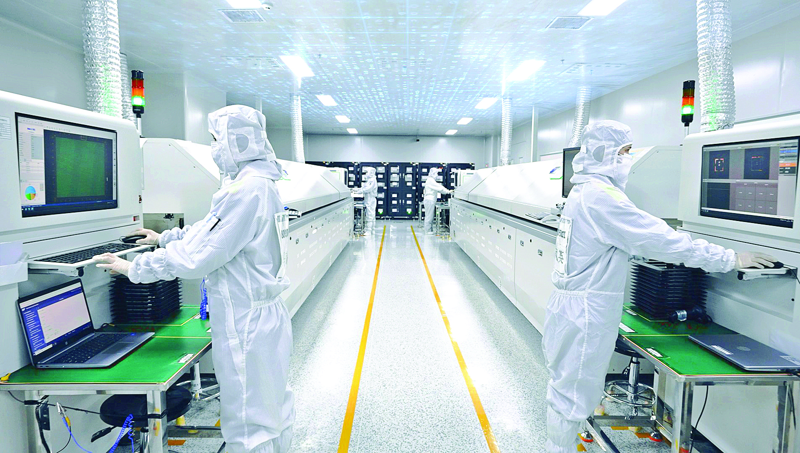     仲恺继续坚持实体经济为本、制造业当家。这是艾比森COB制造车间。