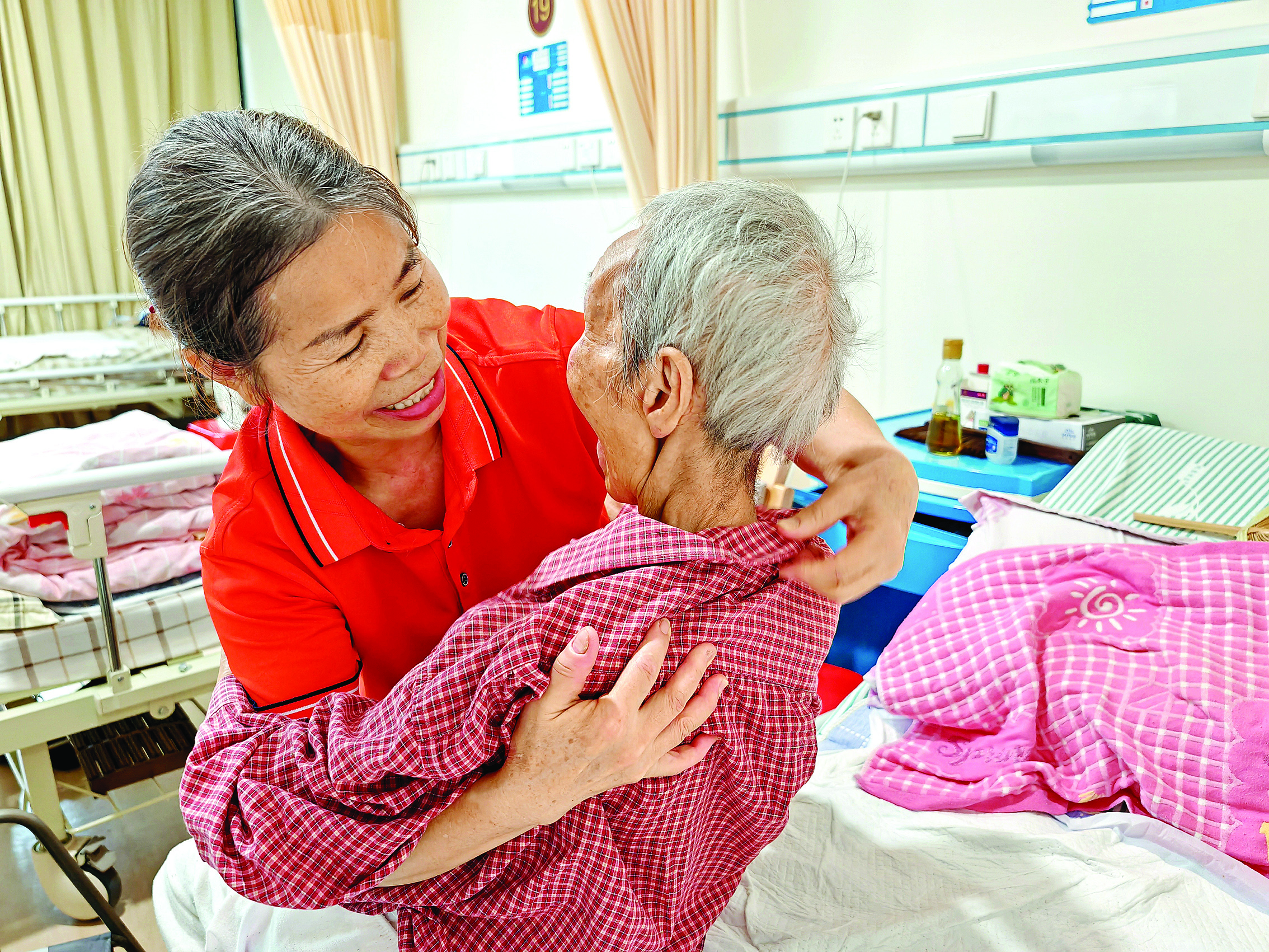     多家医院引进陪护工服务，给患者提供生活照料。